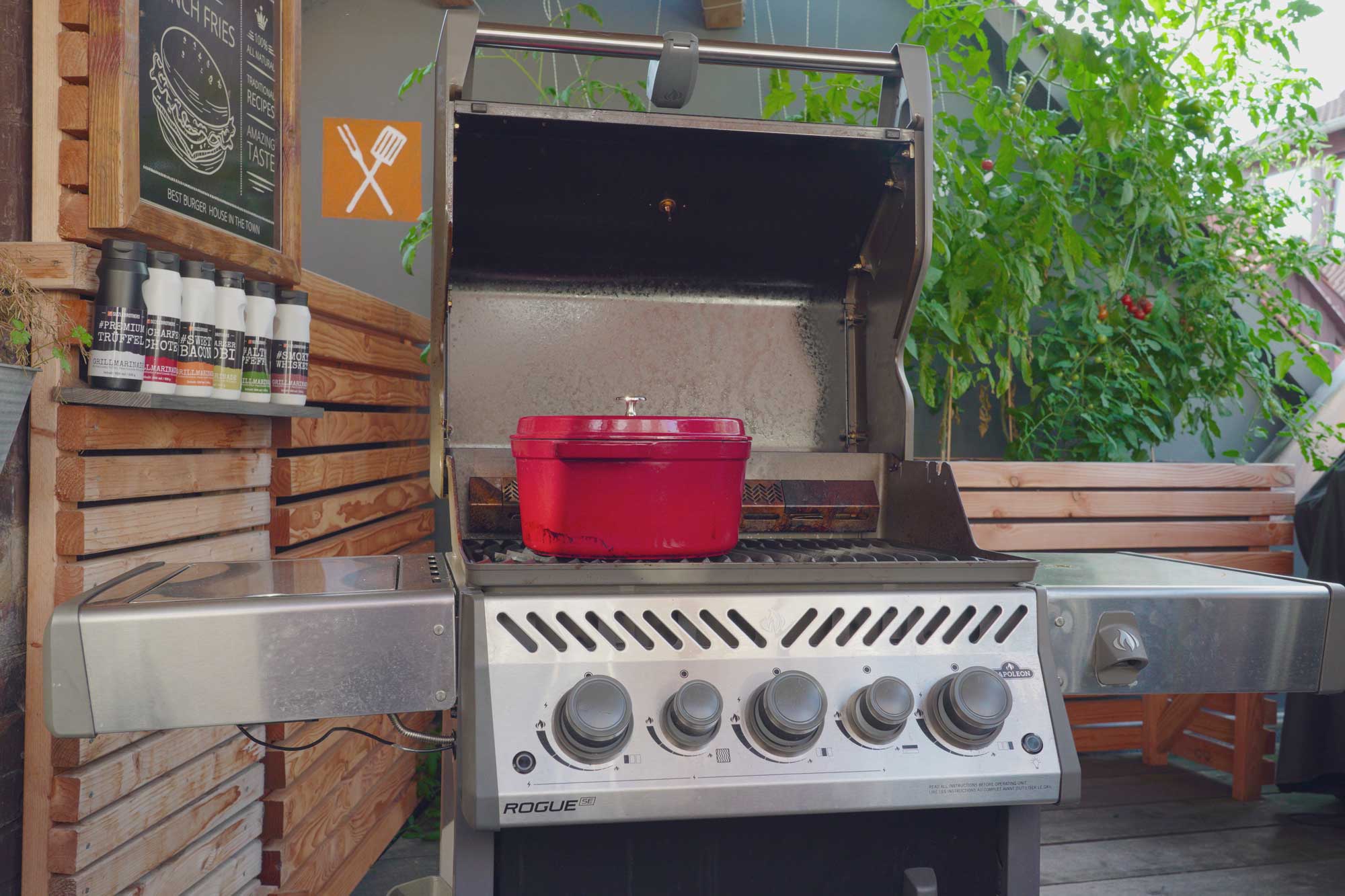 Für 3 Stunden schmort das Gericht auf dem Grill