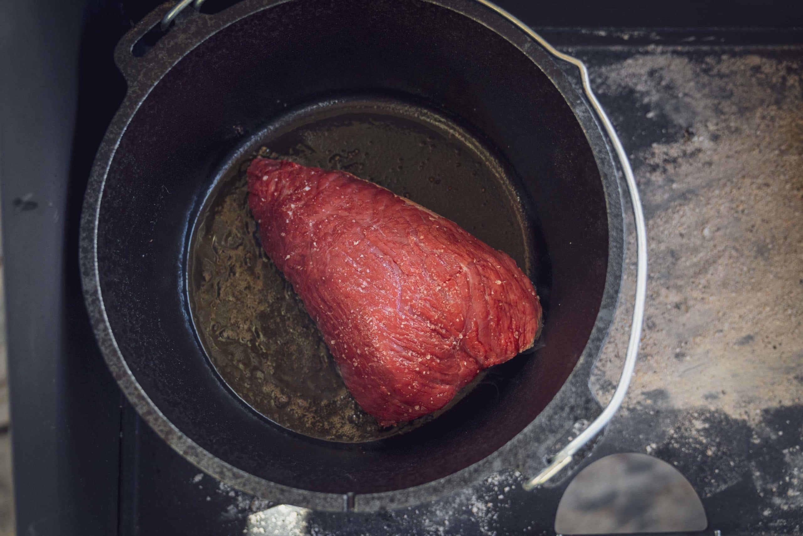 Das Fleisch scharf anbraten