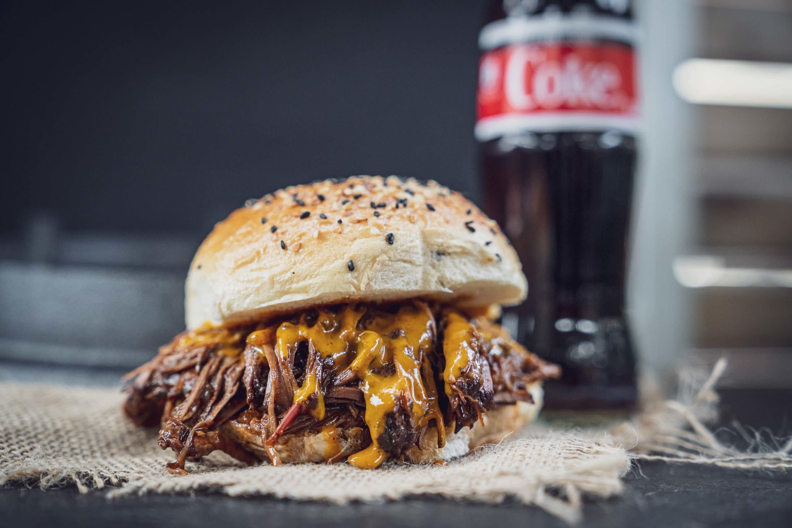 Colafleisch als Burger mit Honey Mustard Sauce