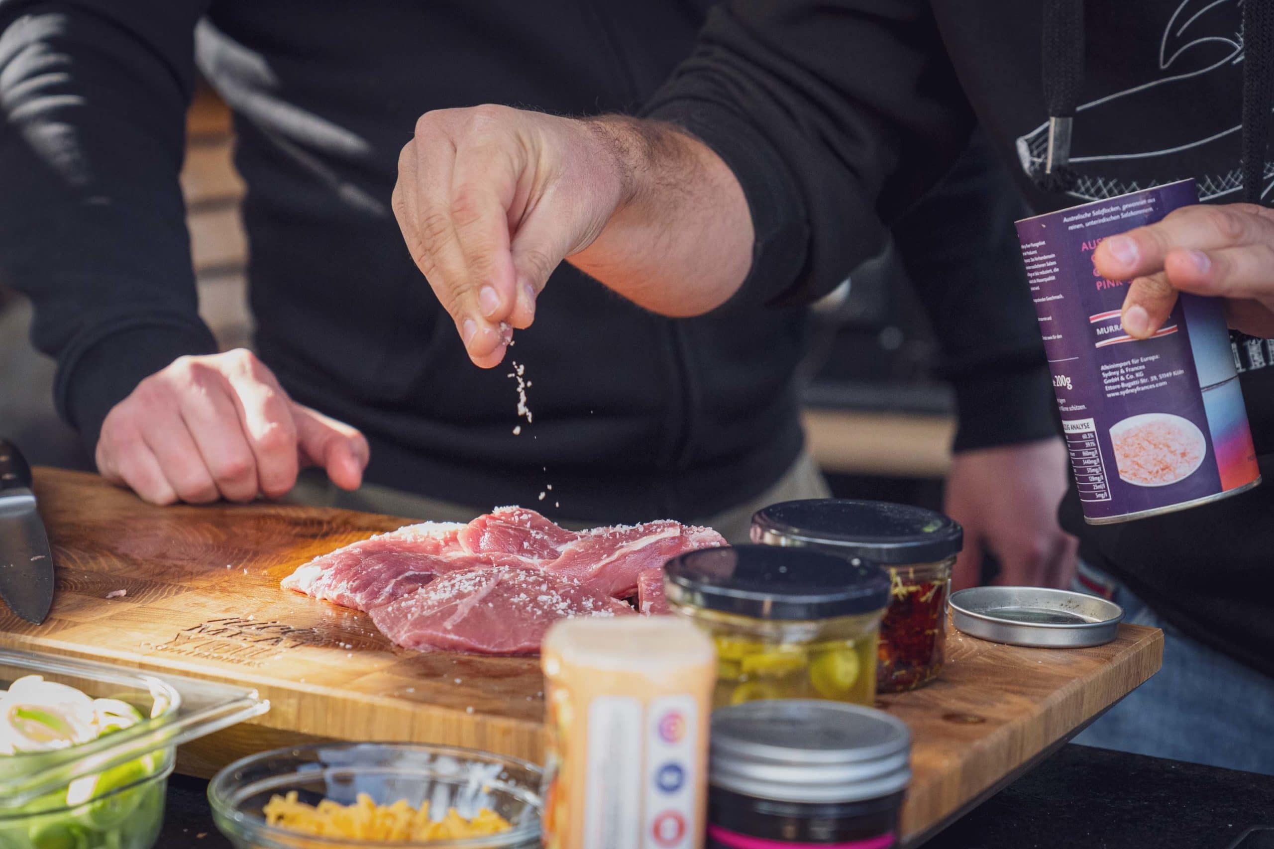 Das Fleisch wird gesalzen