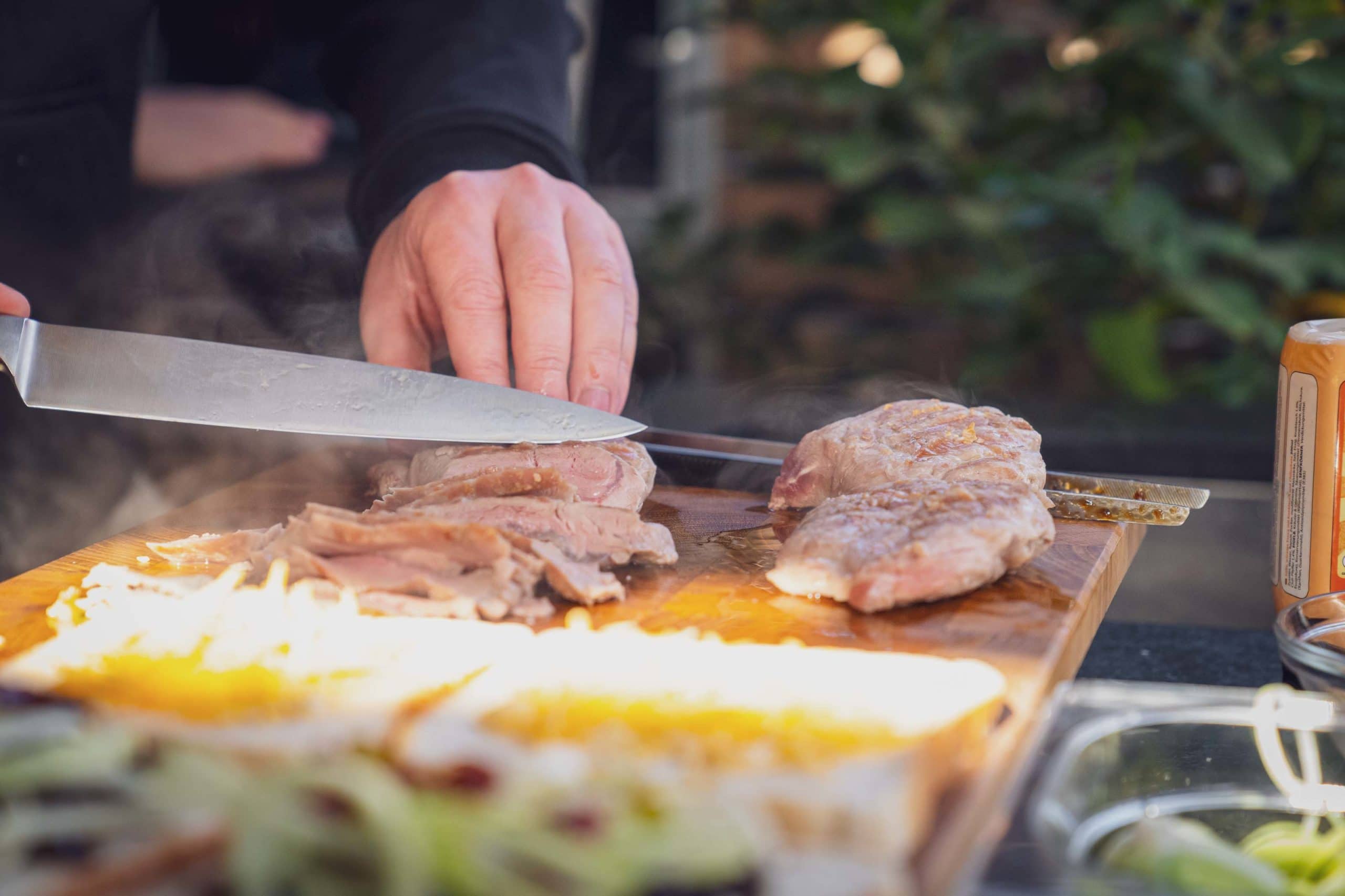 Das gegrillte Cuscino wird hauchdünn aufgeschnitten