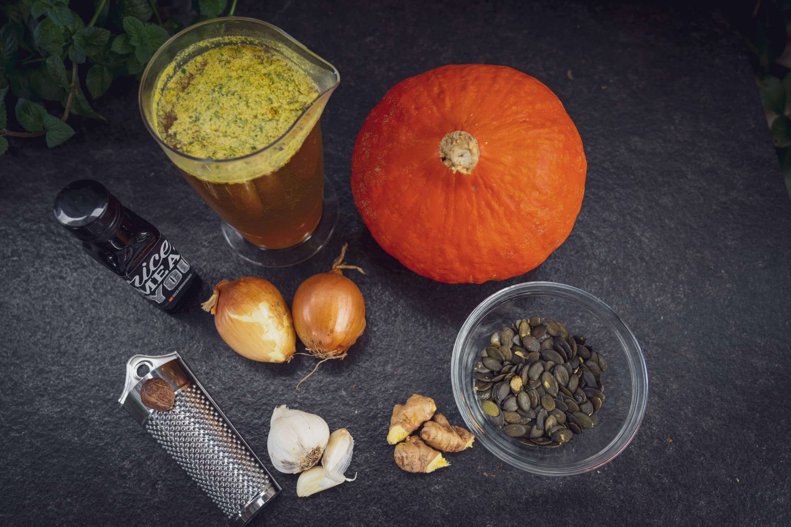 Die Zutaten für die Kürbissuppe