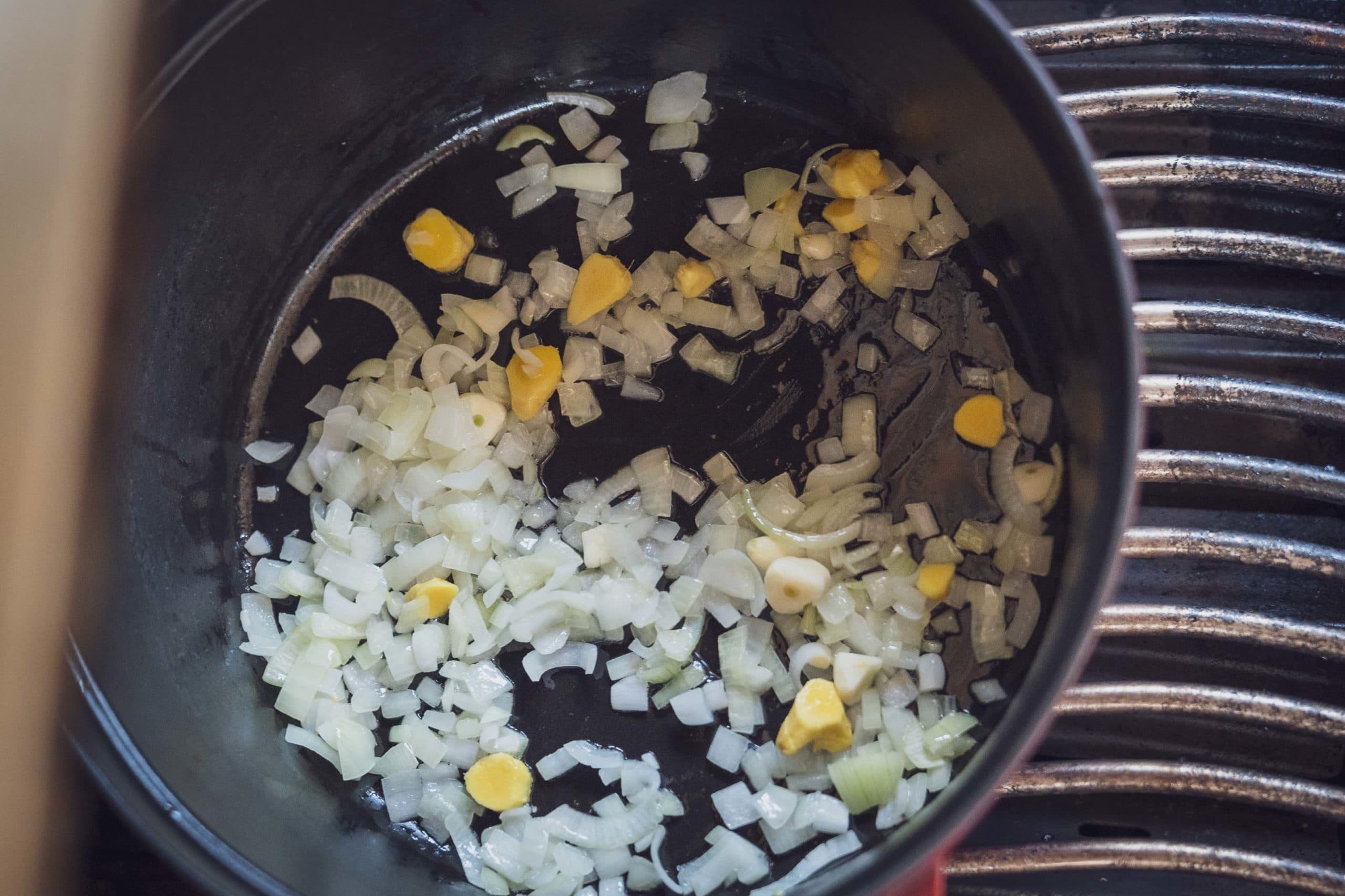 Zwiebeln, Knoblauch und Ingwer anschwitzen