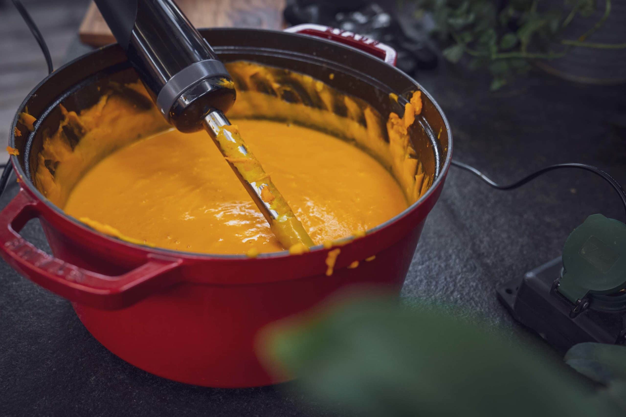 Mit Sahne ordentlich pürieren - so wird die Kürbissuppe richtig cremig
