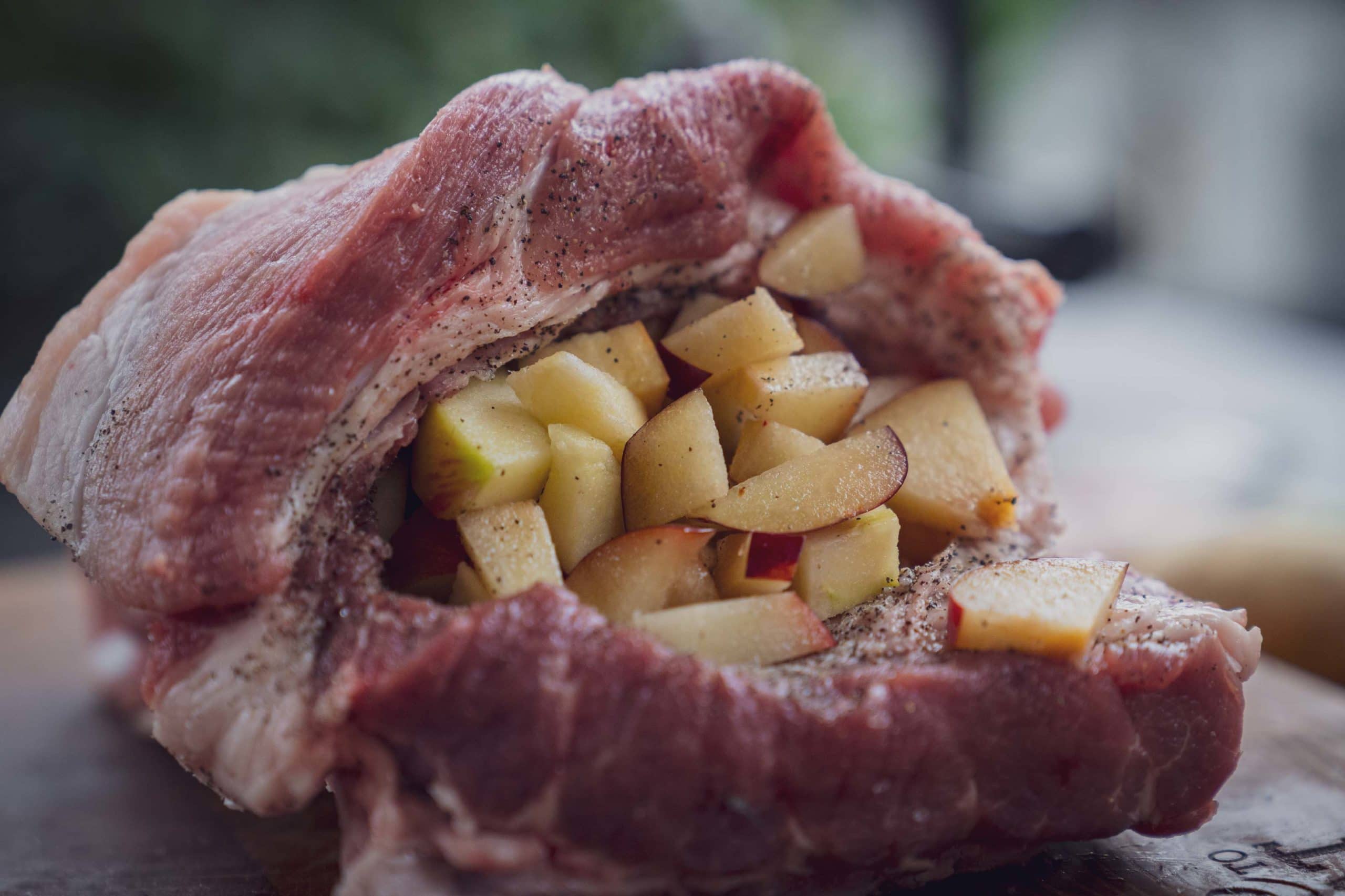Der gefüllte Schweinebraten muss gut verschlossen werden
