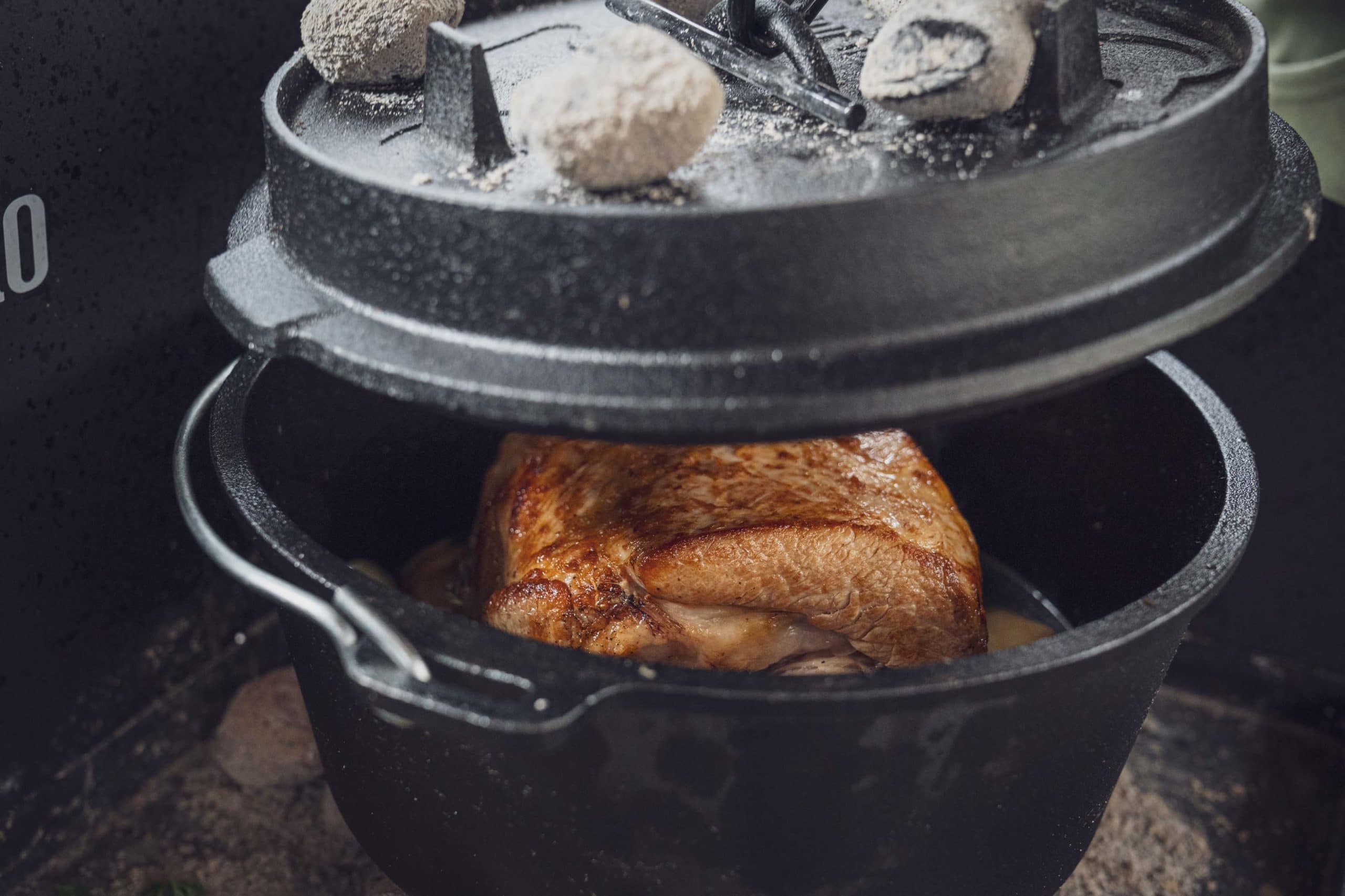 Im Dutch Oven wird der gefüllte Schweinebraten für ca. 1 1/2 bis 2 Stunden geschmort