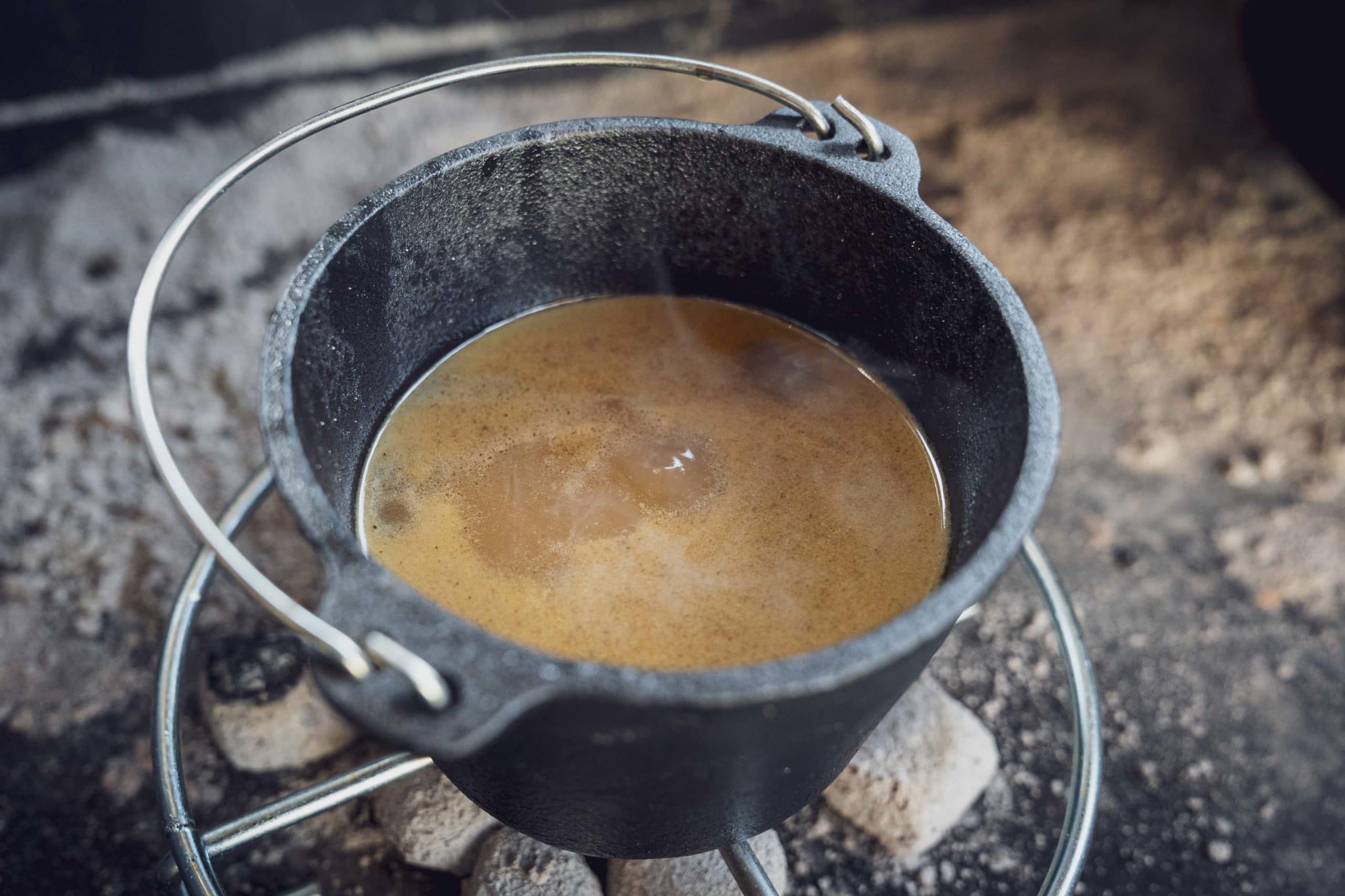 Die Sauce wird noch abgeschmeckt und gebunden