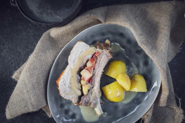 Rippenbraten mit Apfel und Pflaume gefüllt