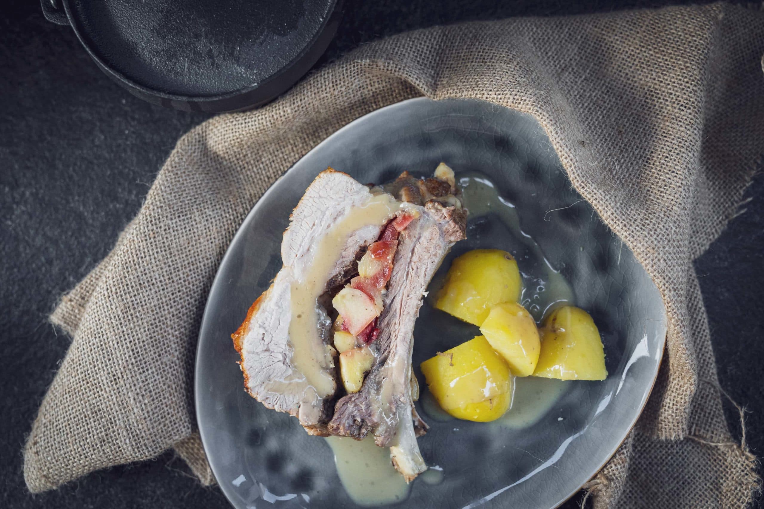 Rippenbraten mit Apfel und Pflaume gefüllt