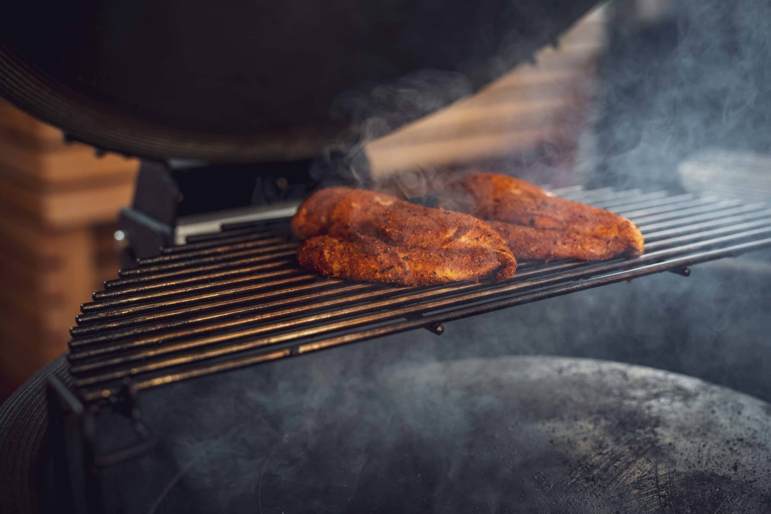 Die Hähnchenbrustfilets werden für ca. 30 - 40 Minuten geräuchert