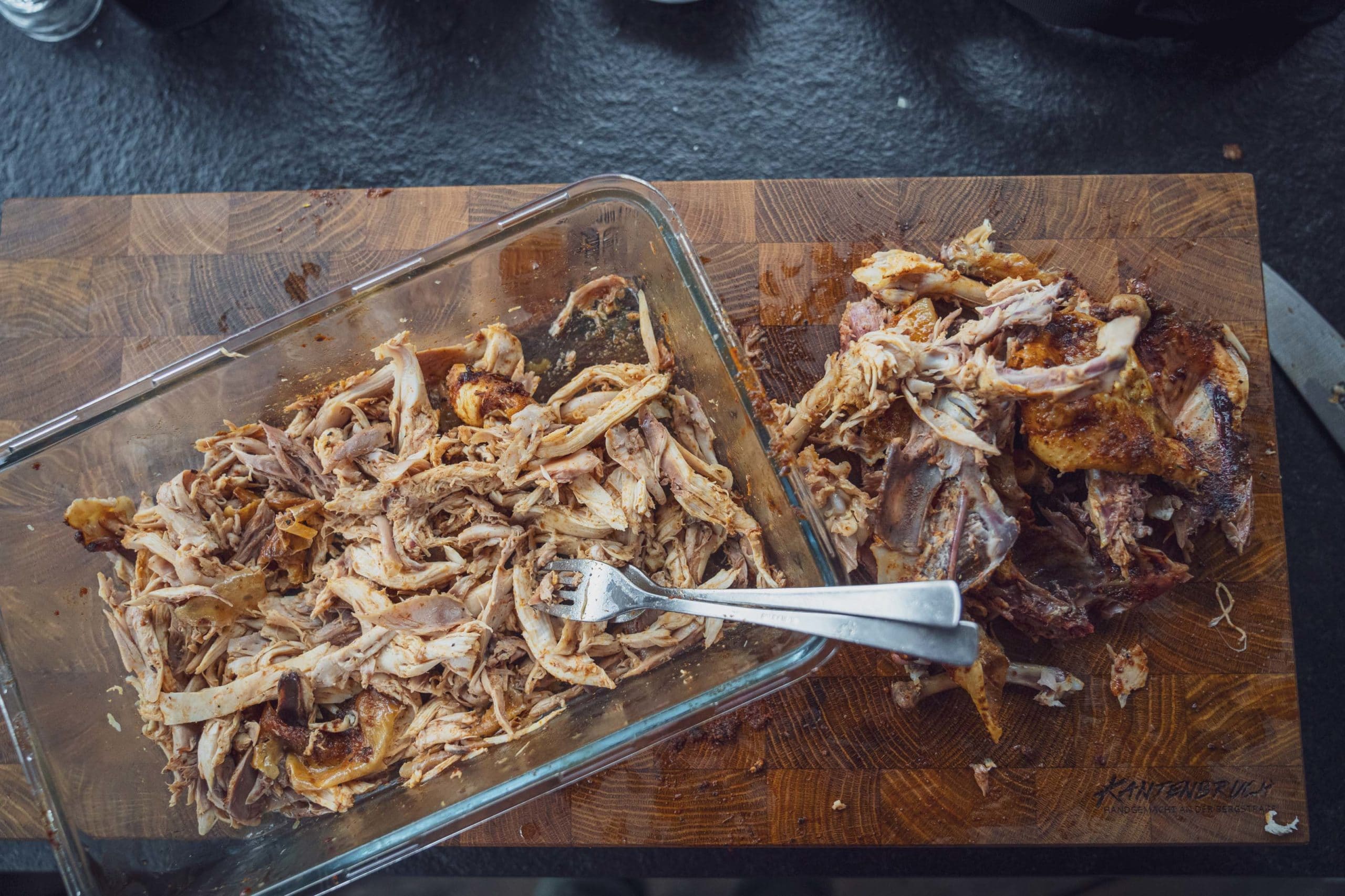 Fertig gerupft ist es super saftiges Pulled Chicken