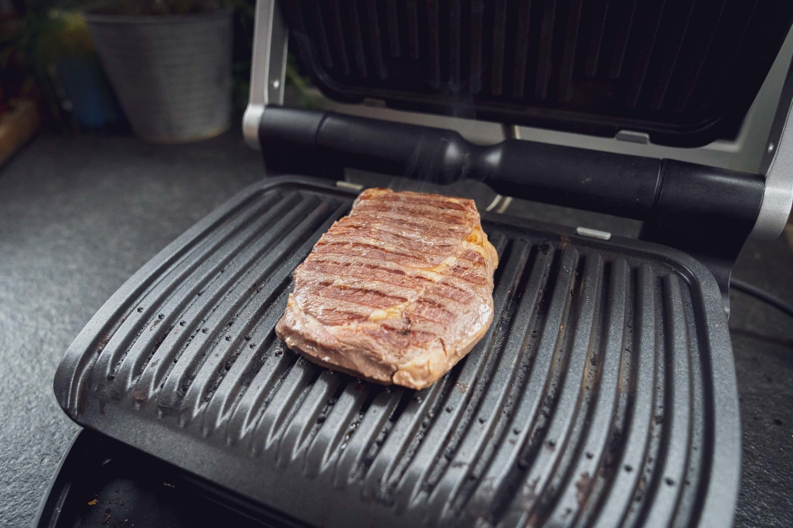 Auf dem Kontaktgrill wird das Steak angebraten