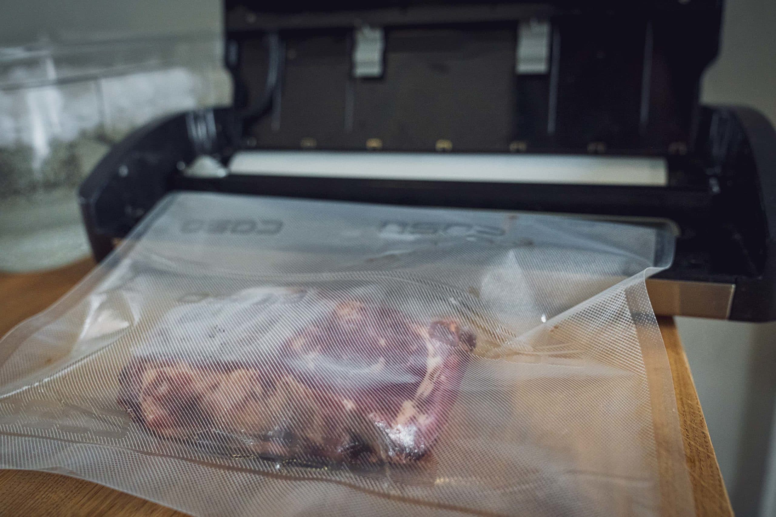 Das Steak wird eingeschweißt