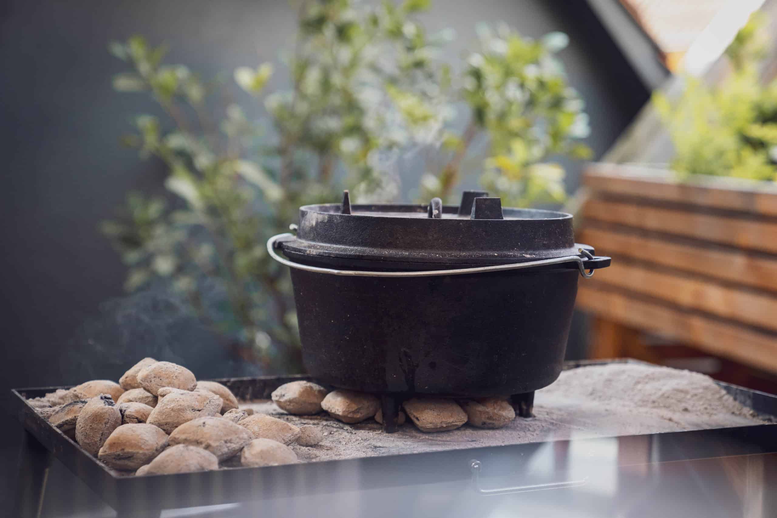 Der Dutch Oven steht auf einem speziellen Tisch