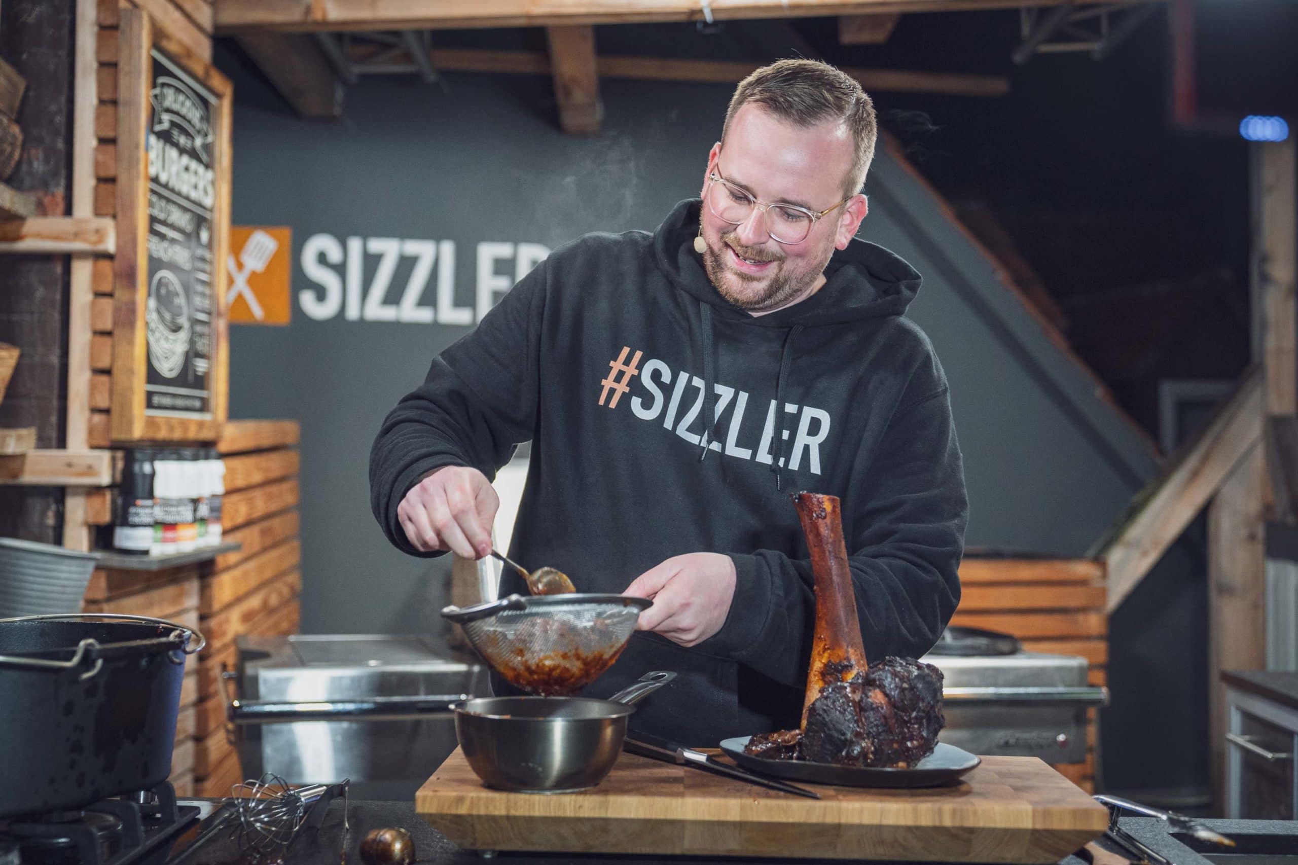 Julian passiert die Bratensauce.