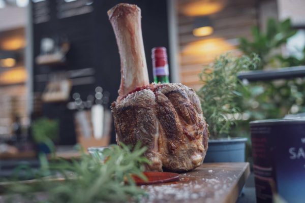 Der angesgrillte Beef Hammer auf einem Brett