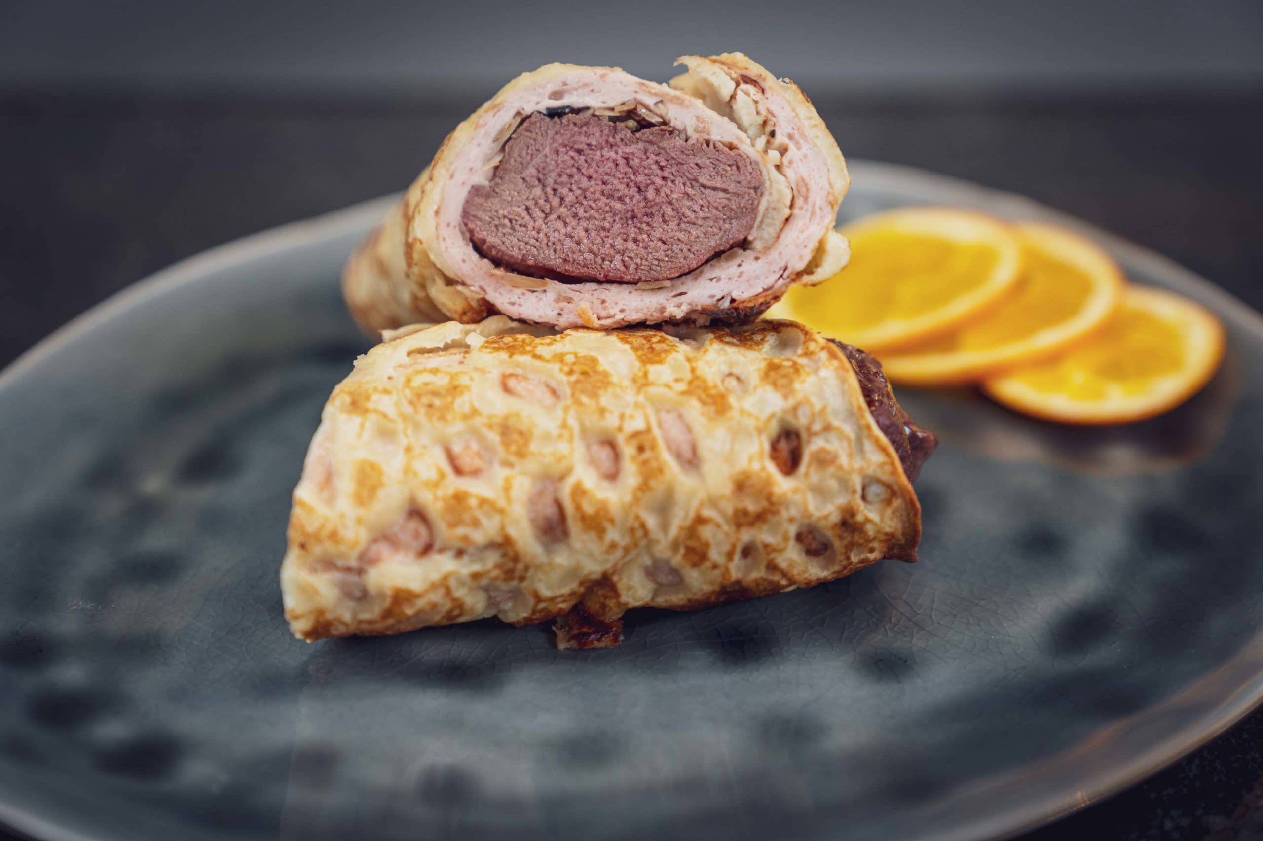Fertig ist der Rehrücken im Pfannkuchenmantel mit Leberkäsebrät