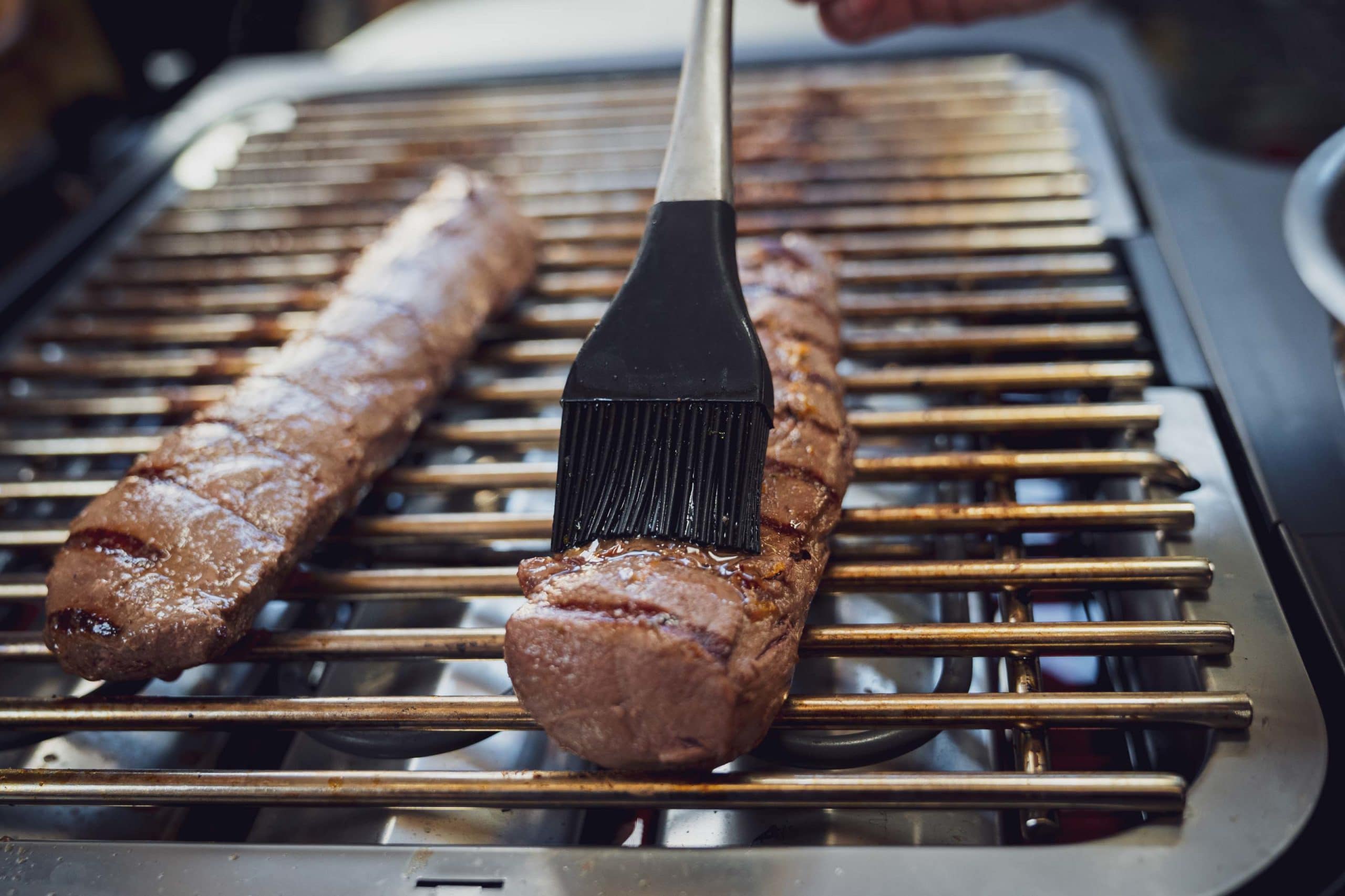 Der Rehrücken wird gegrillt und mit der Marinade bestrichen