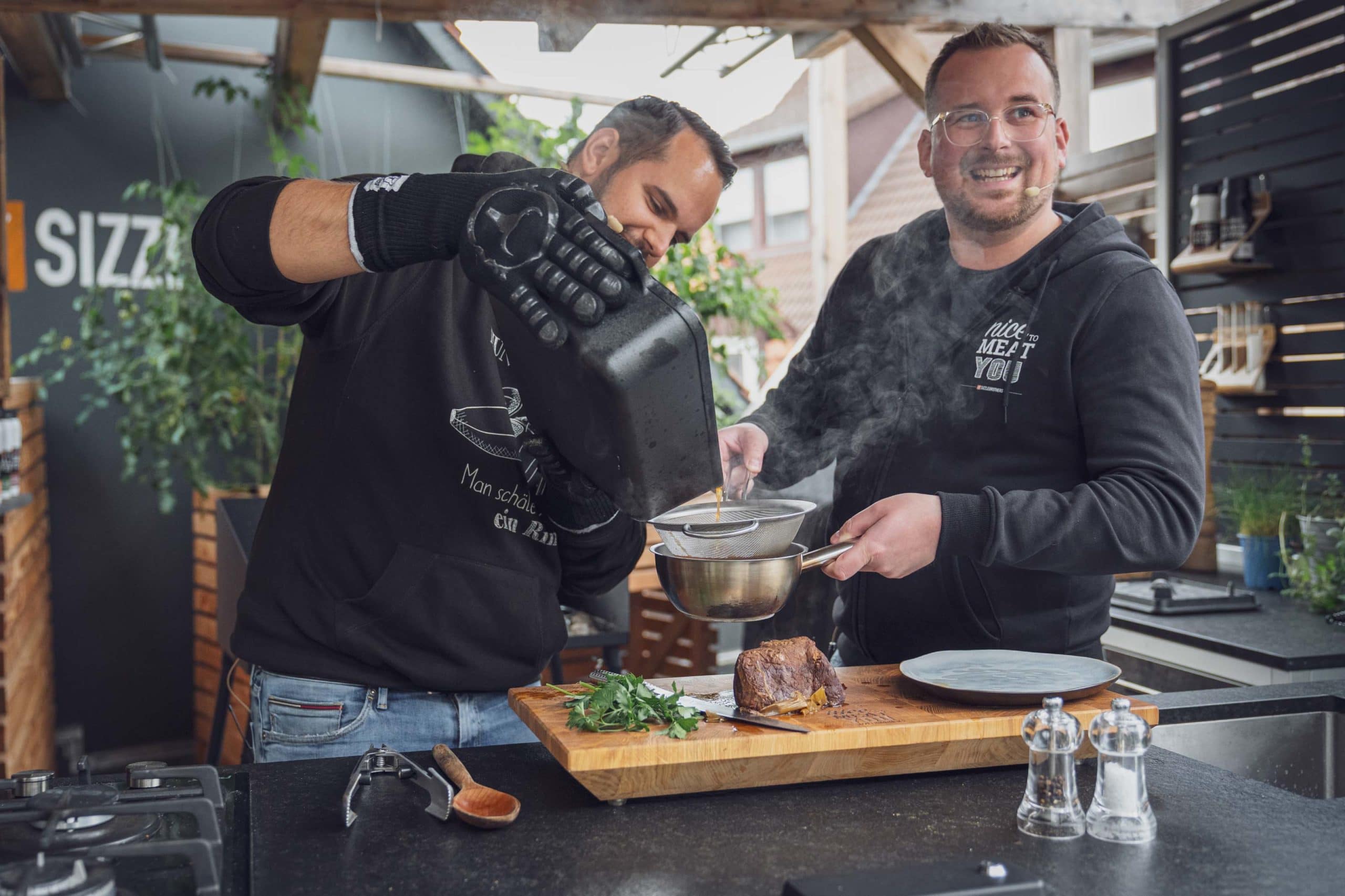 Die Sauce wird durch ein Sieb passiert