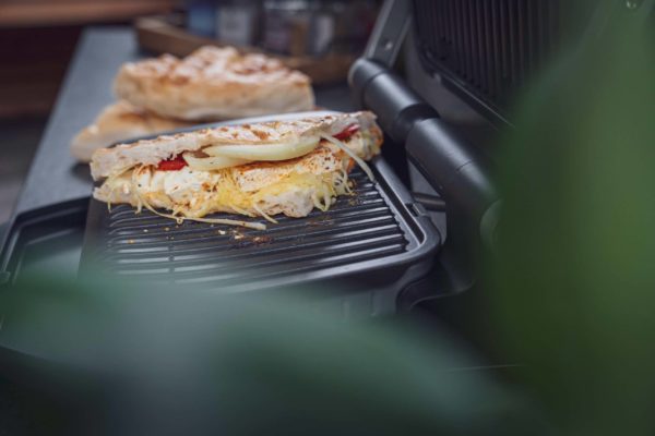 Schafskäse im Fladenbrot auf dem Optigrill