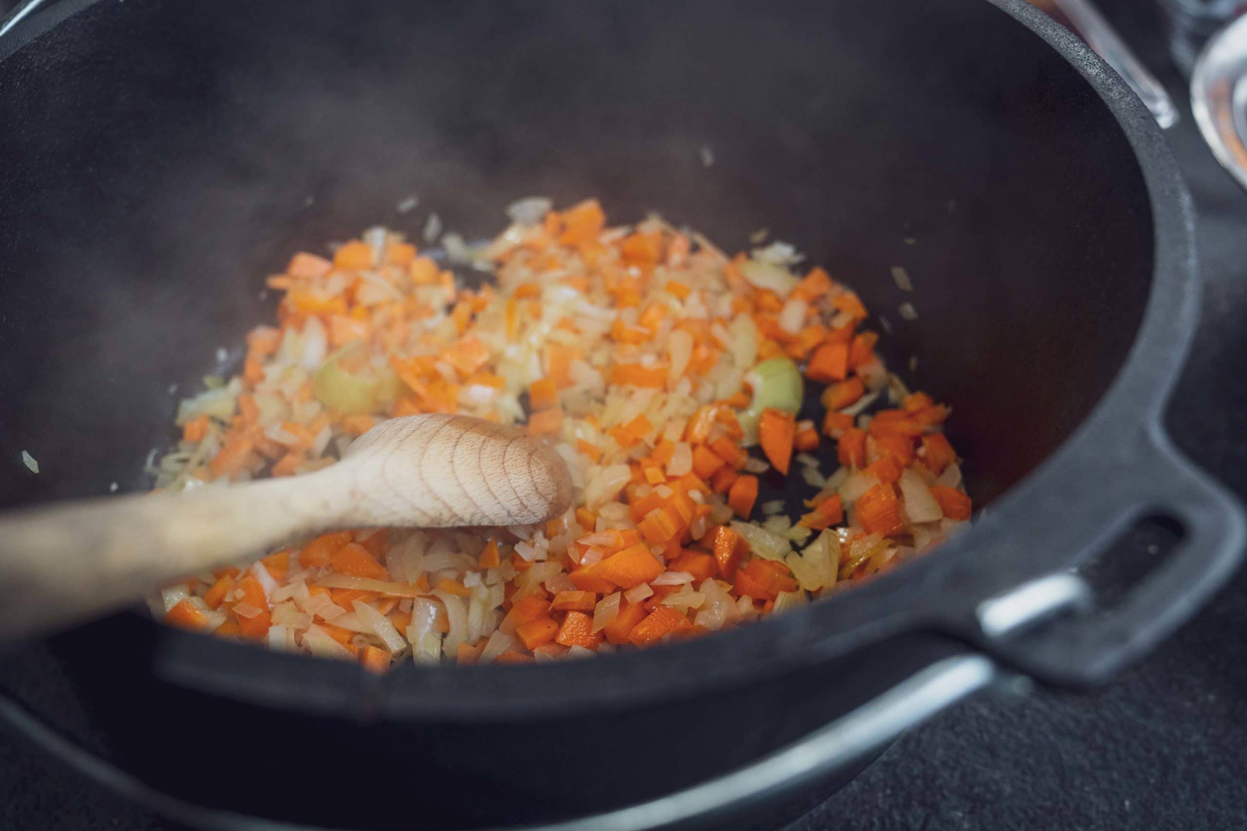 Im Dutch Oven das Gemüse anschwitzen