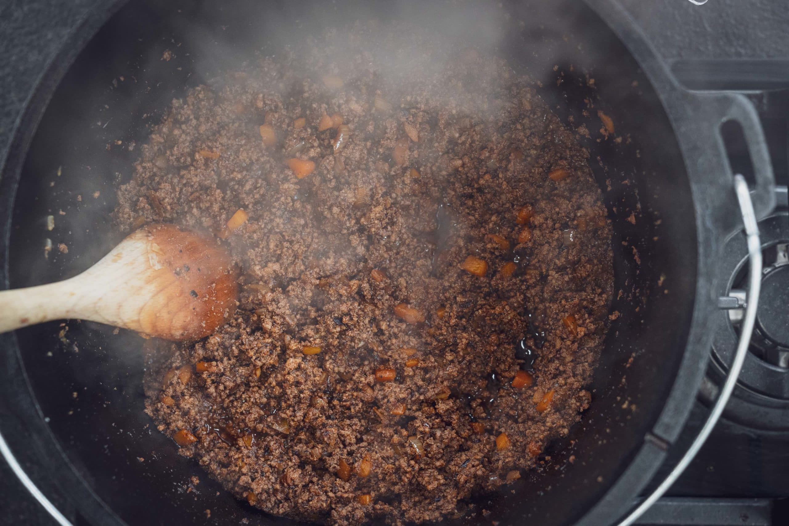 Den Rotwein gut einreduzieren lassen