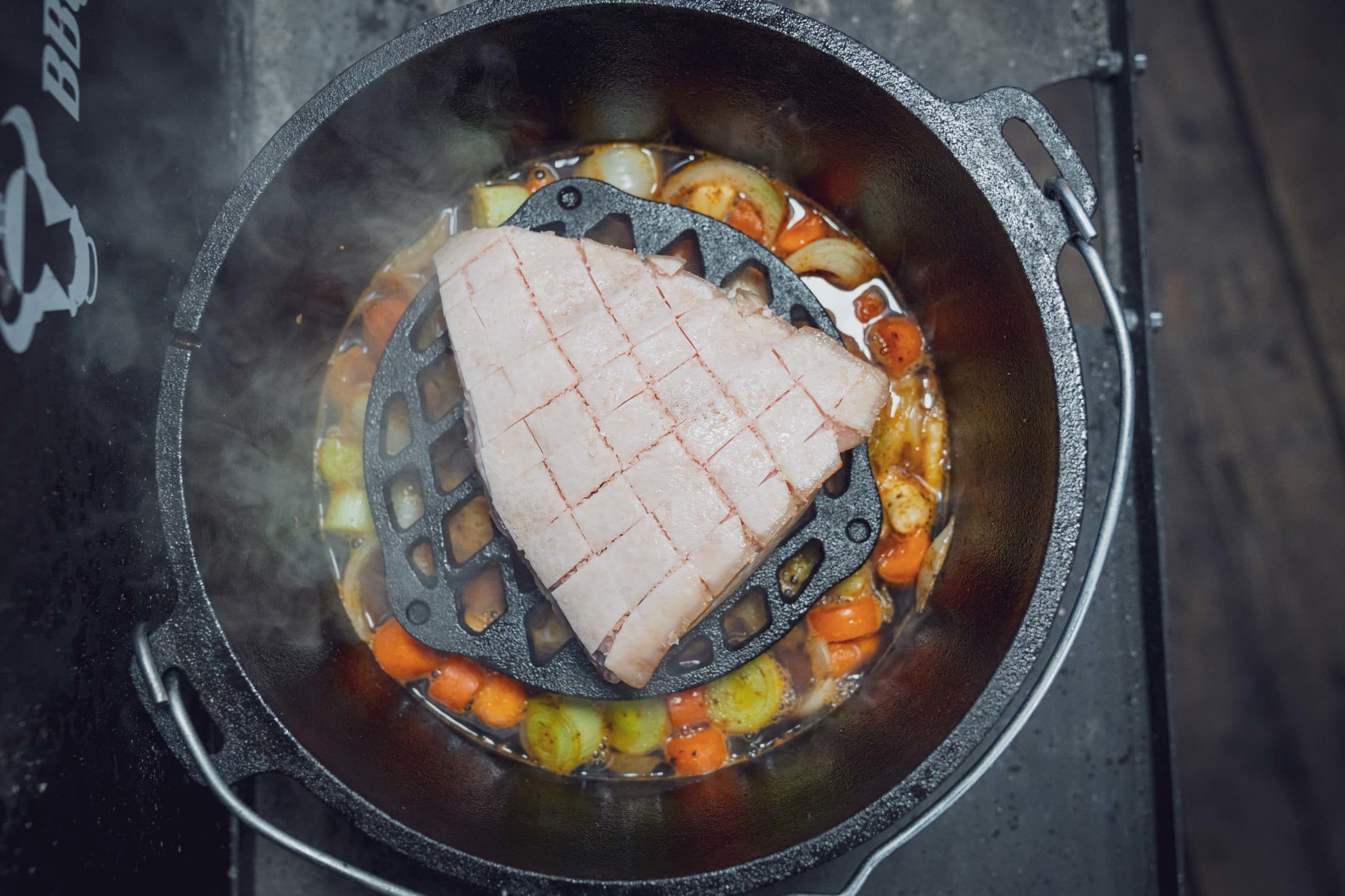 Der Braten liegt auf dem Pfannenknecht nahe des Deckels