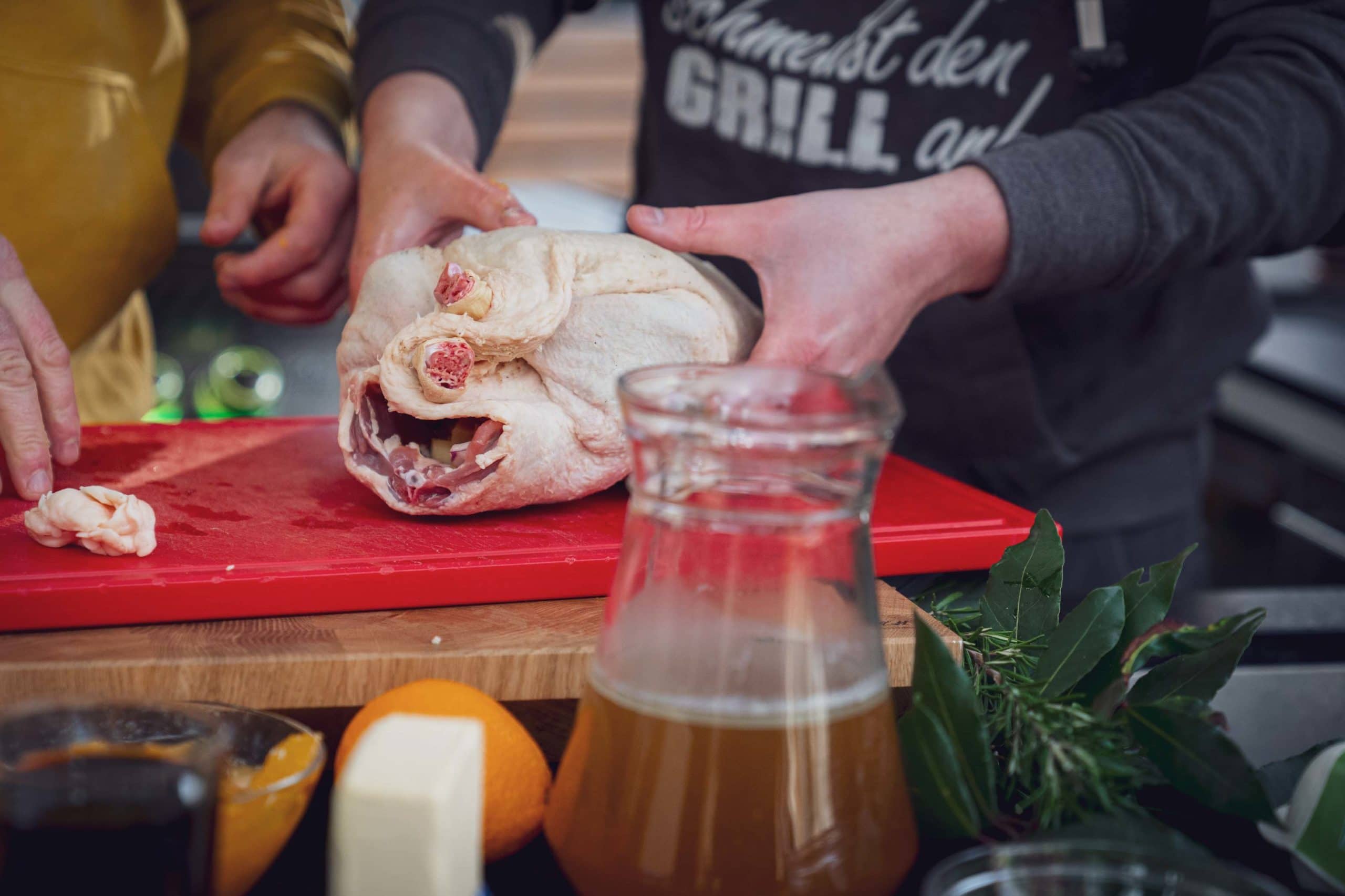Der Entenbraten wird gefüllt