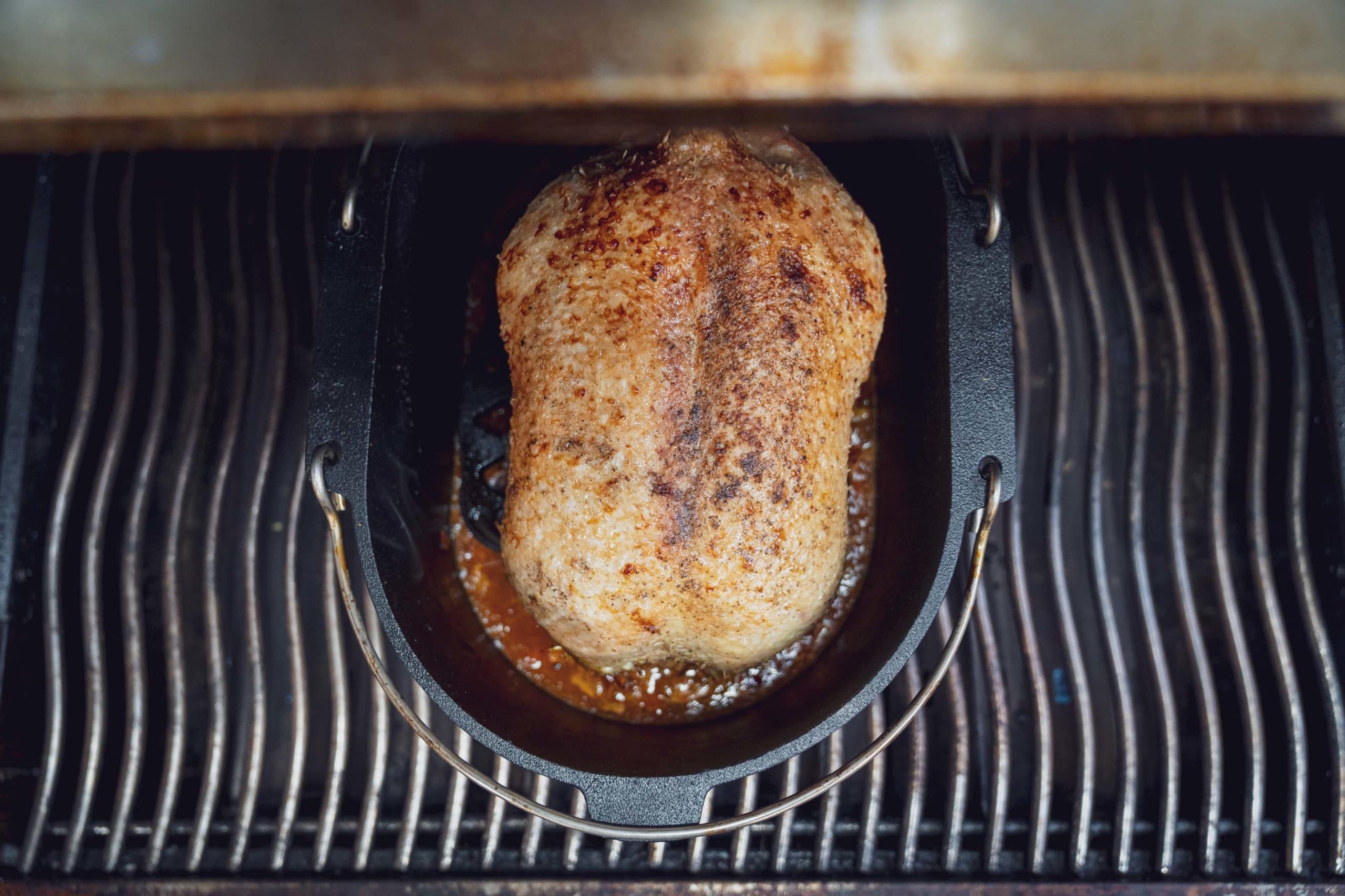 Der Entenbraten liegt im Dutch Oven.