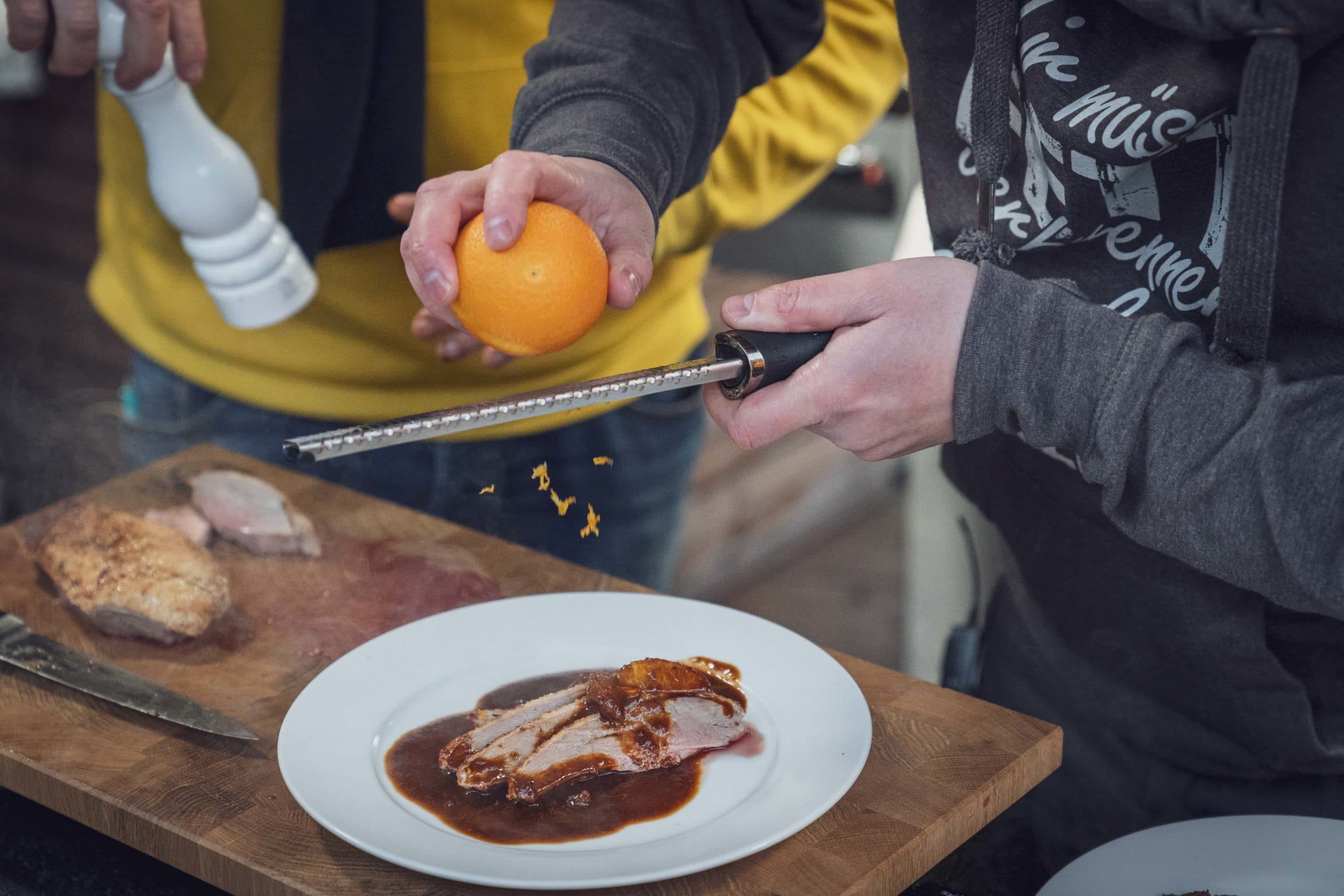 Orangenabrieb wird über die Ente gegeben.