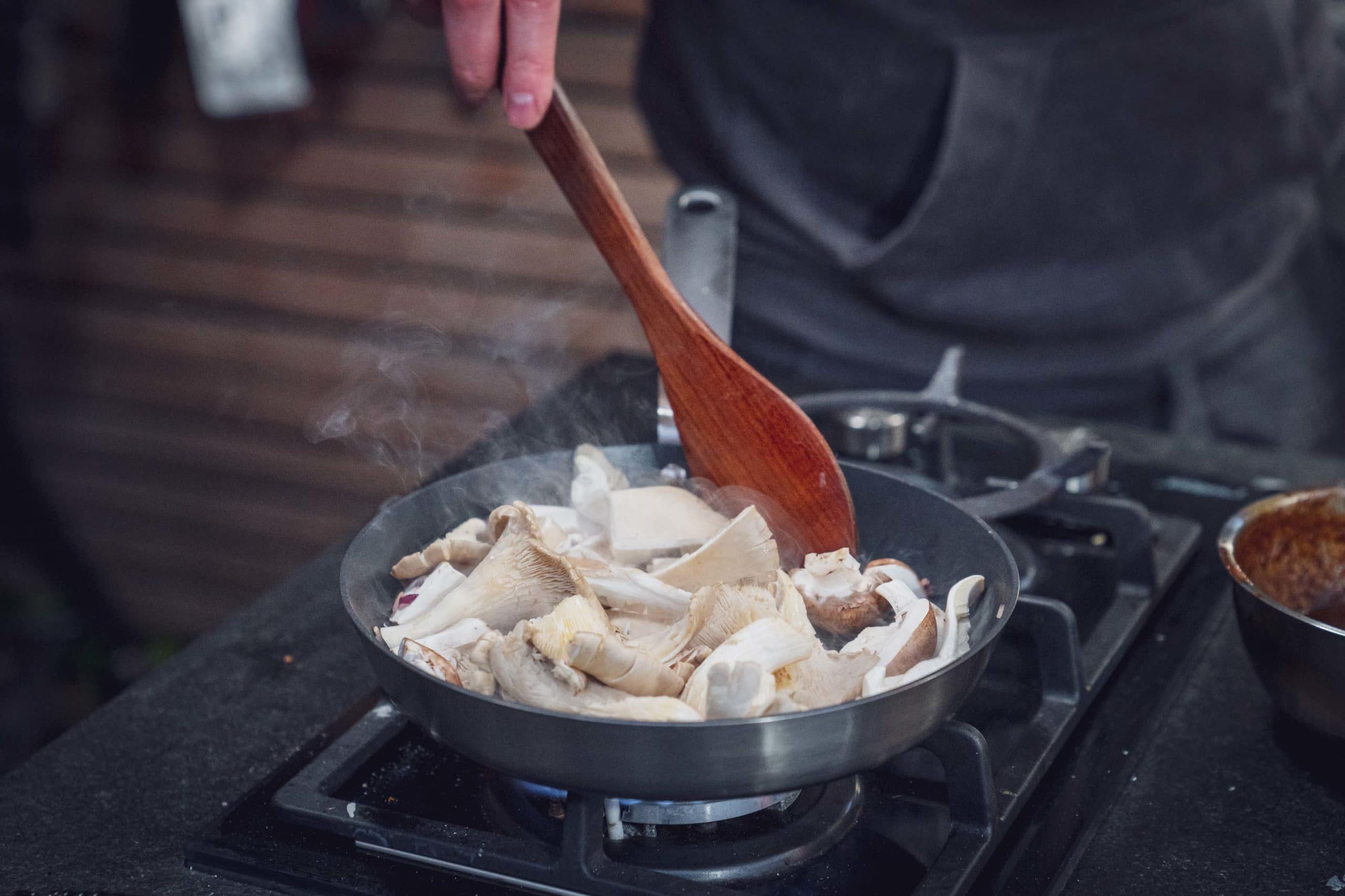 Pilze werden in der Pfanne angebraten