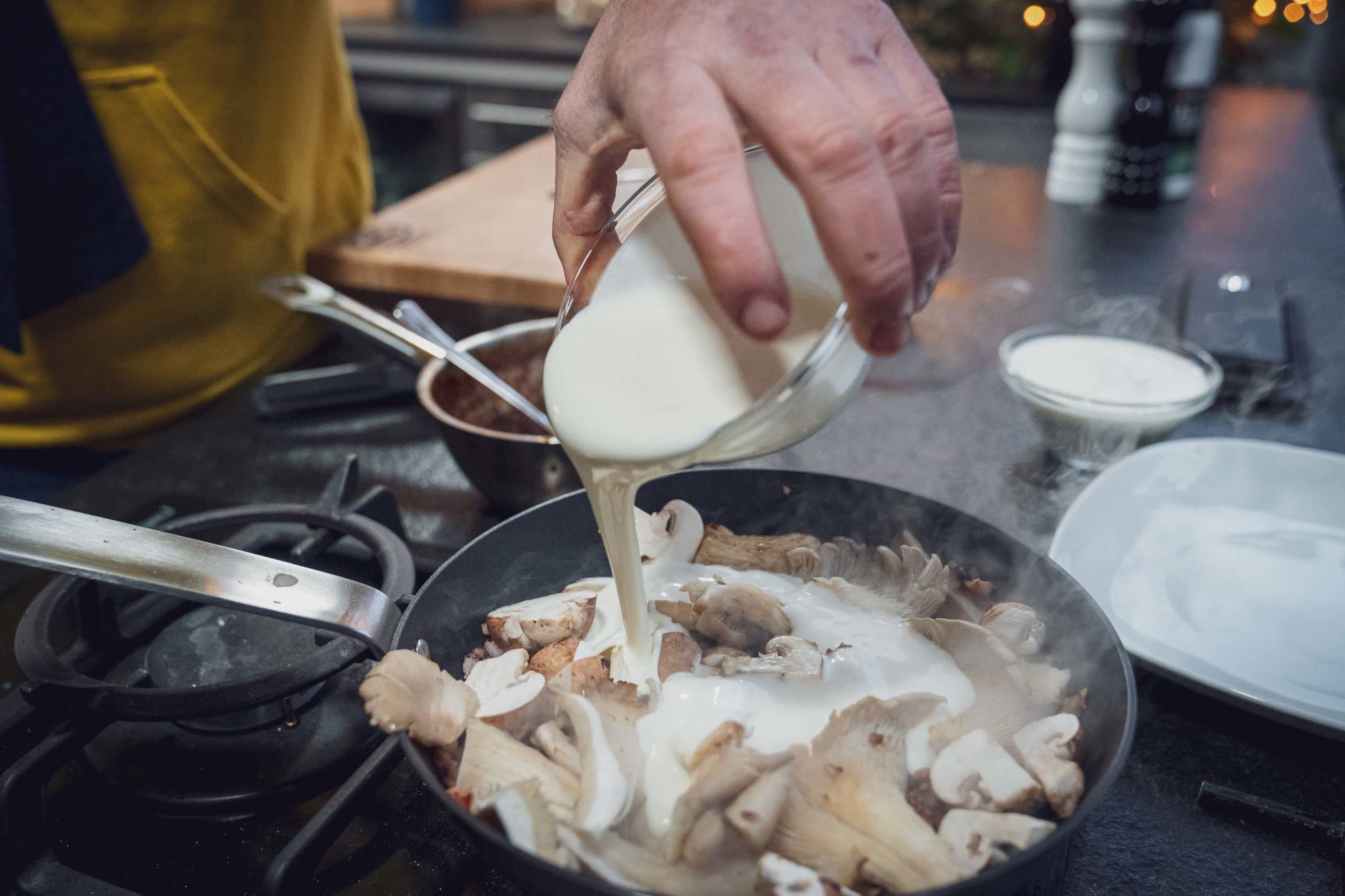 Sahne wird zum Entenbraten gegeben