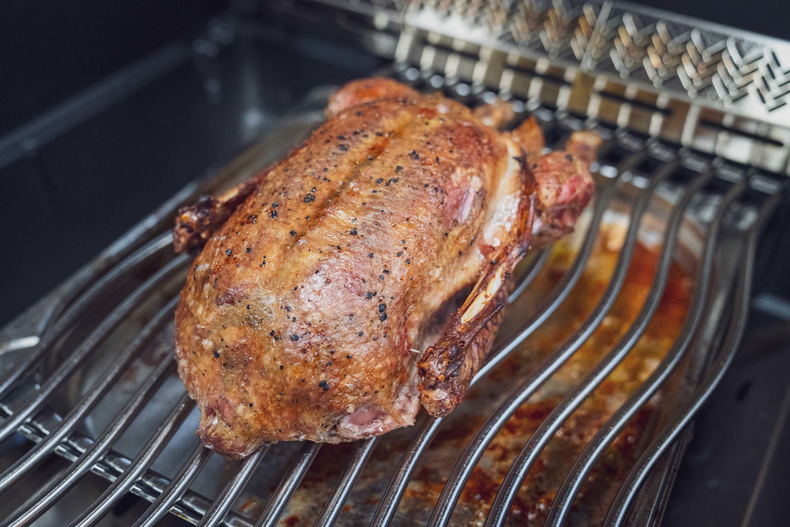 Ente liegt auf dem heißen Grill