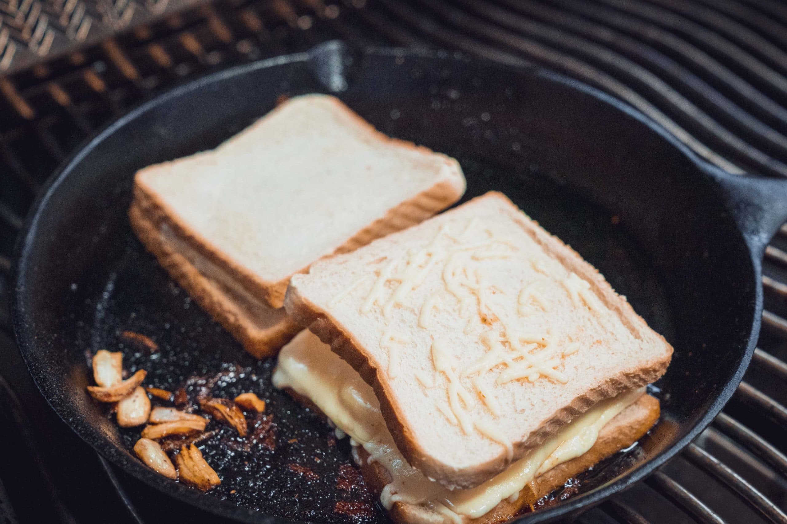 Das Käsesandwich bei mittlerer Hitze braten
