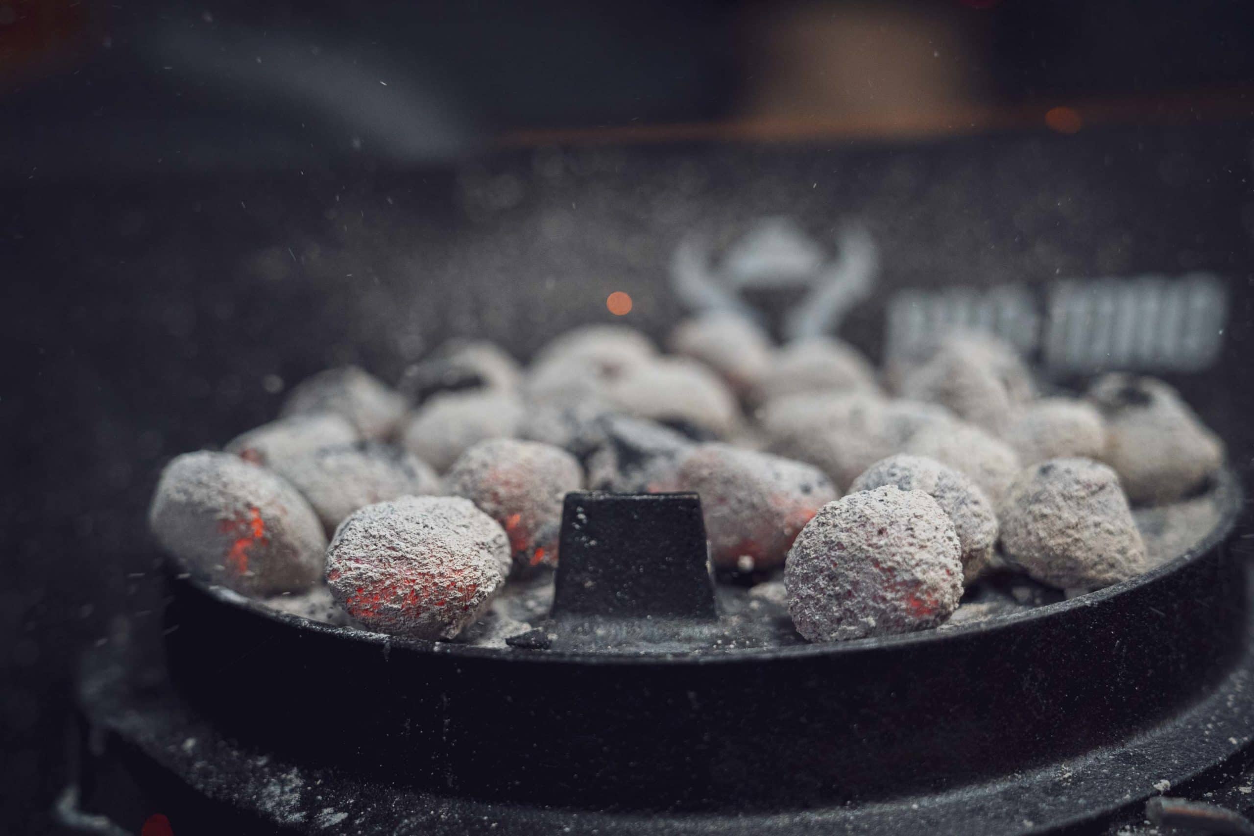 Glühende Kohlen auf dem Dutch Oven