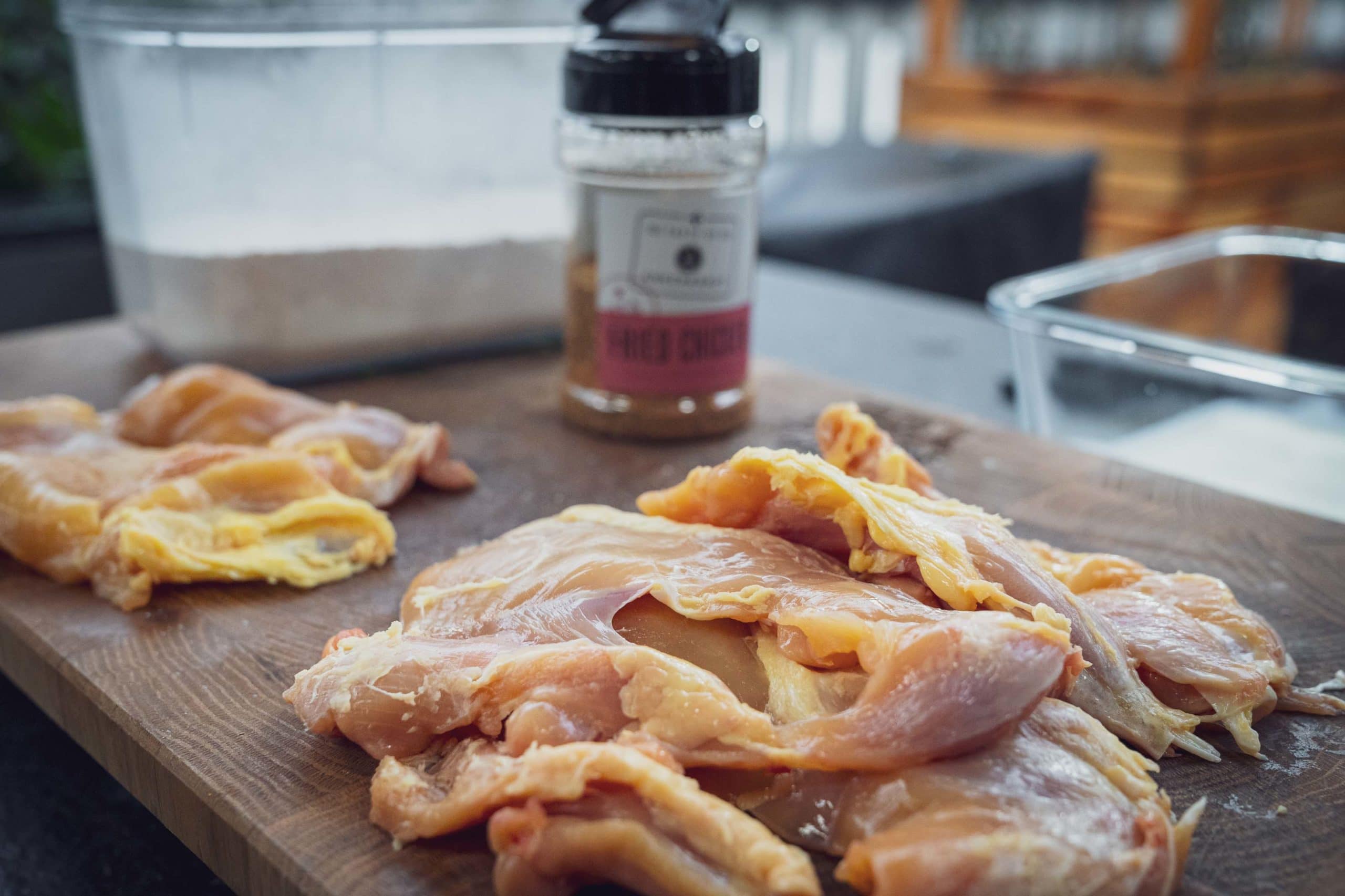 Das Pollo Fino von der Haut befreien