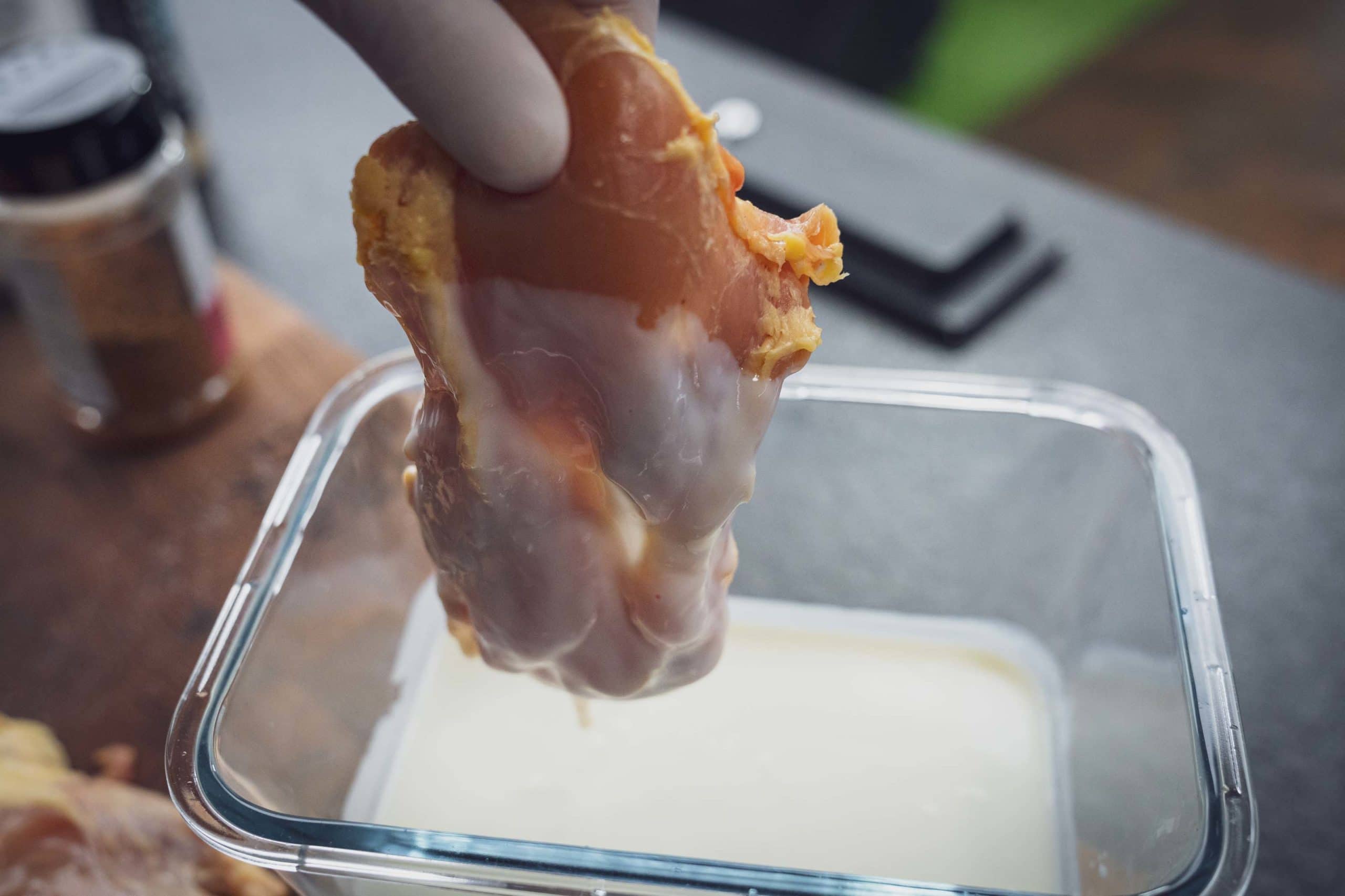 Das Hähnchenfleisch in die Buttermilch geben