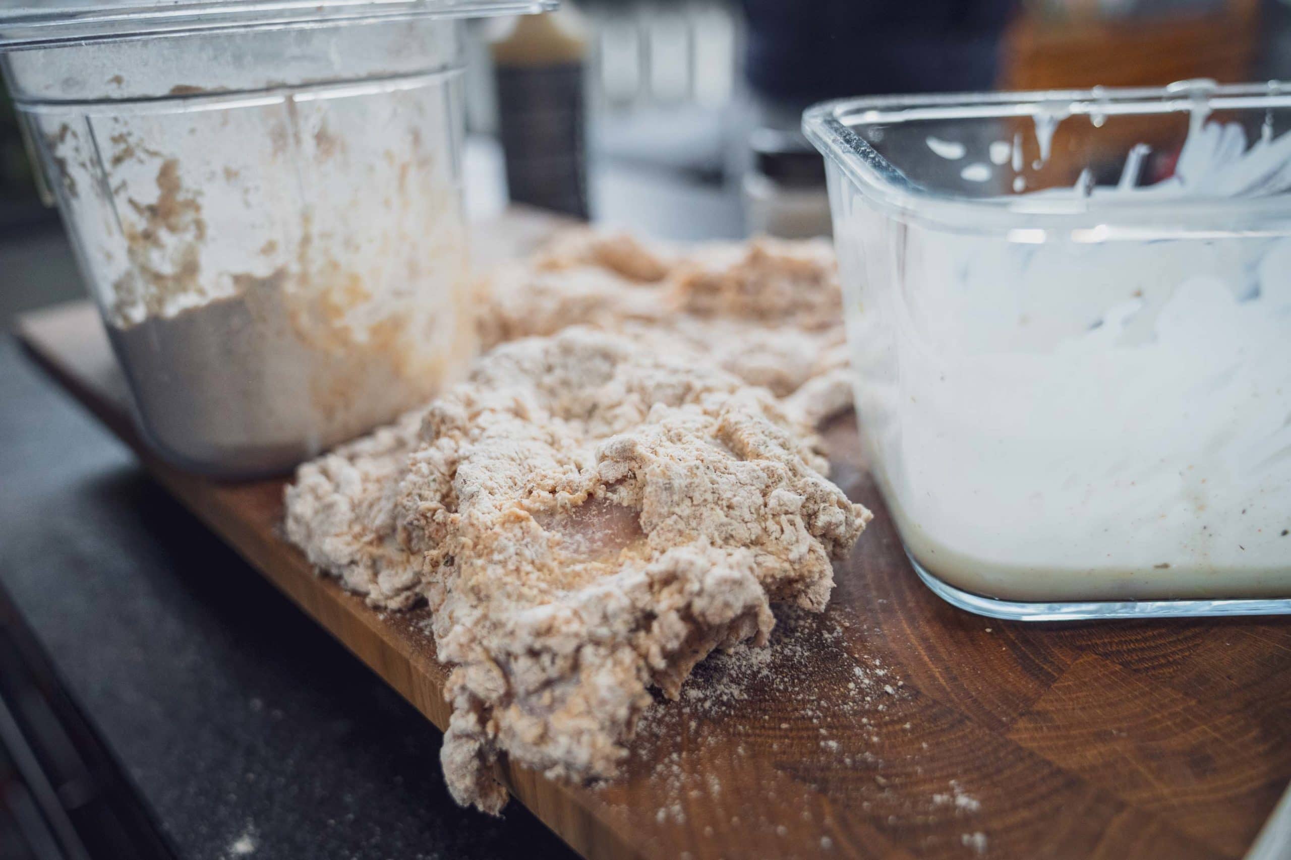 Das Fleisch wird doppelt paniert