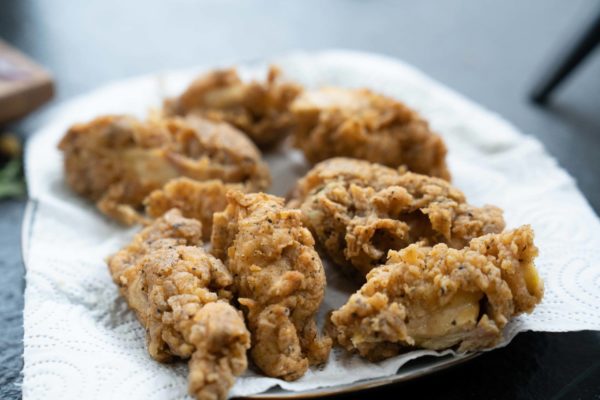 knuspriges Fried Chicken auf einer Küchenrolle