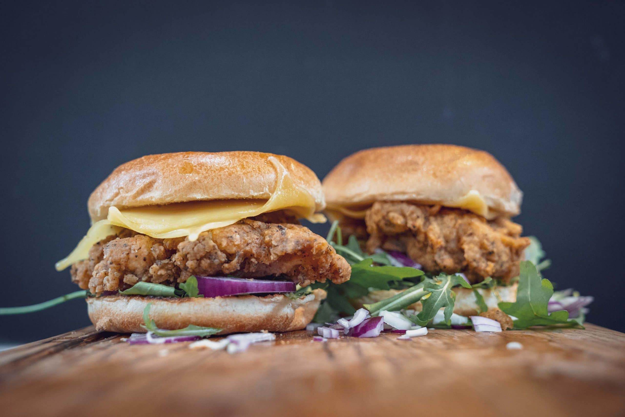 So lecker sieht der Fried Chicken Burger aus!