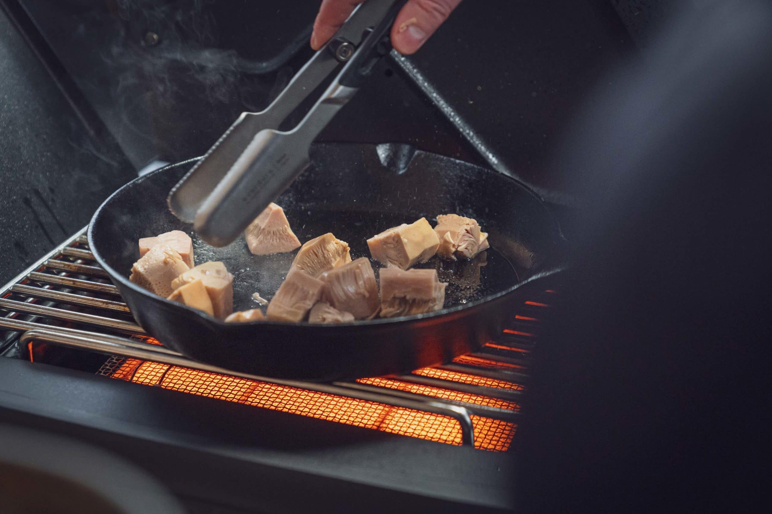 Die Jackfruit wird in der Pfanne gegrillt