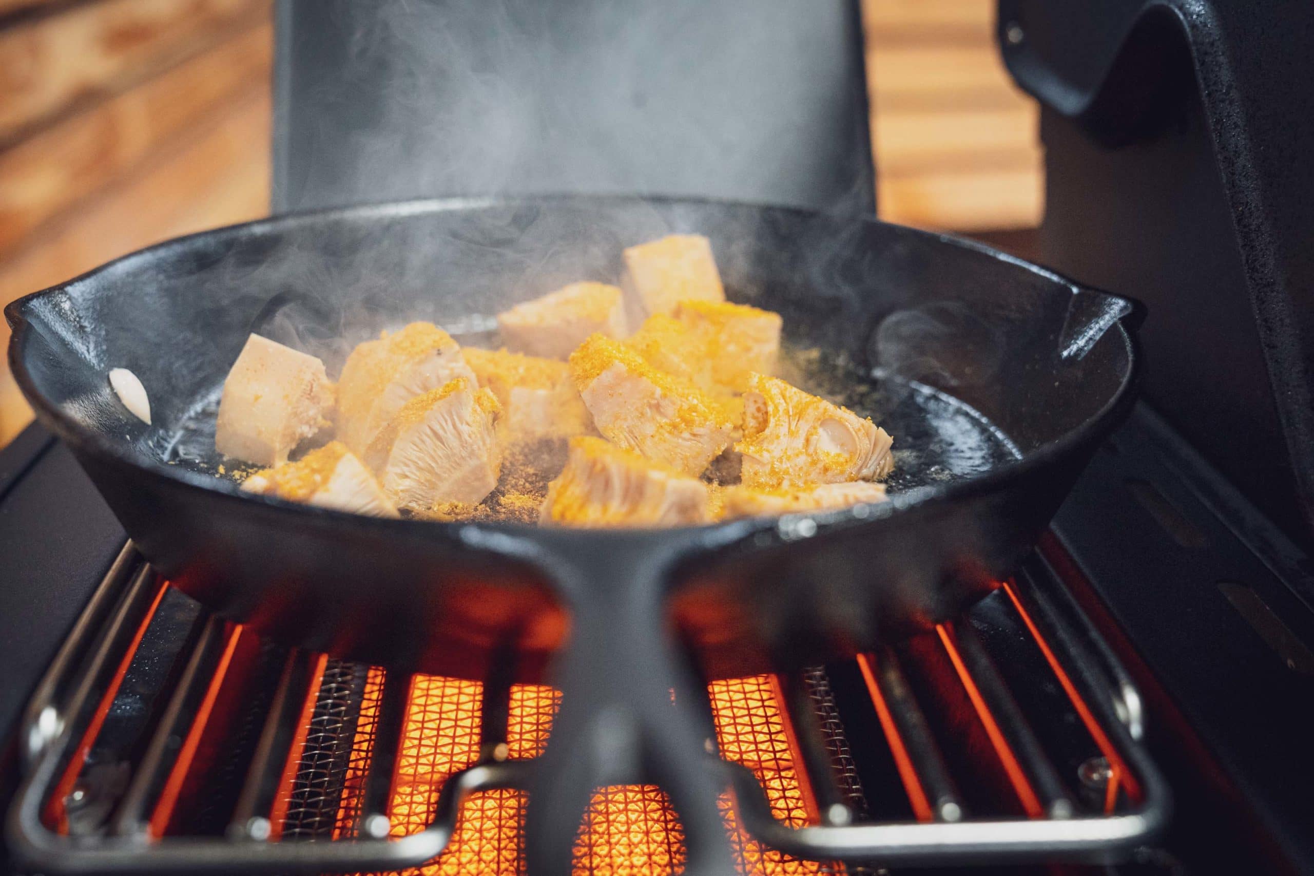 Die Jackfrucht wurde in der Pfanne mit Honey Mustard gewürzt