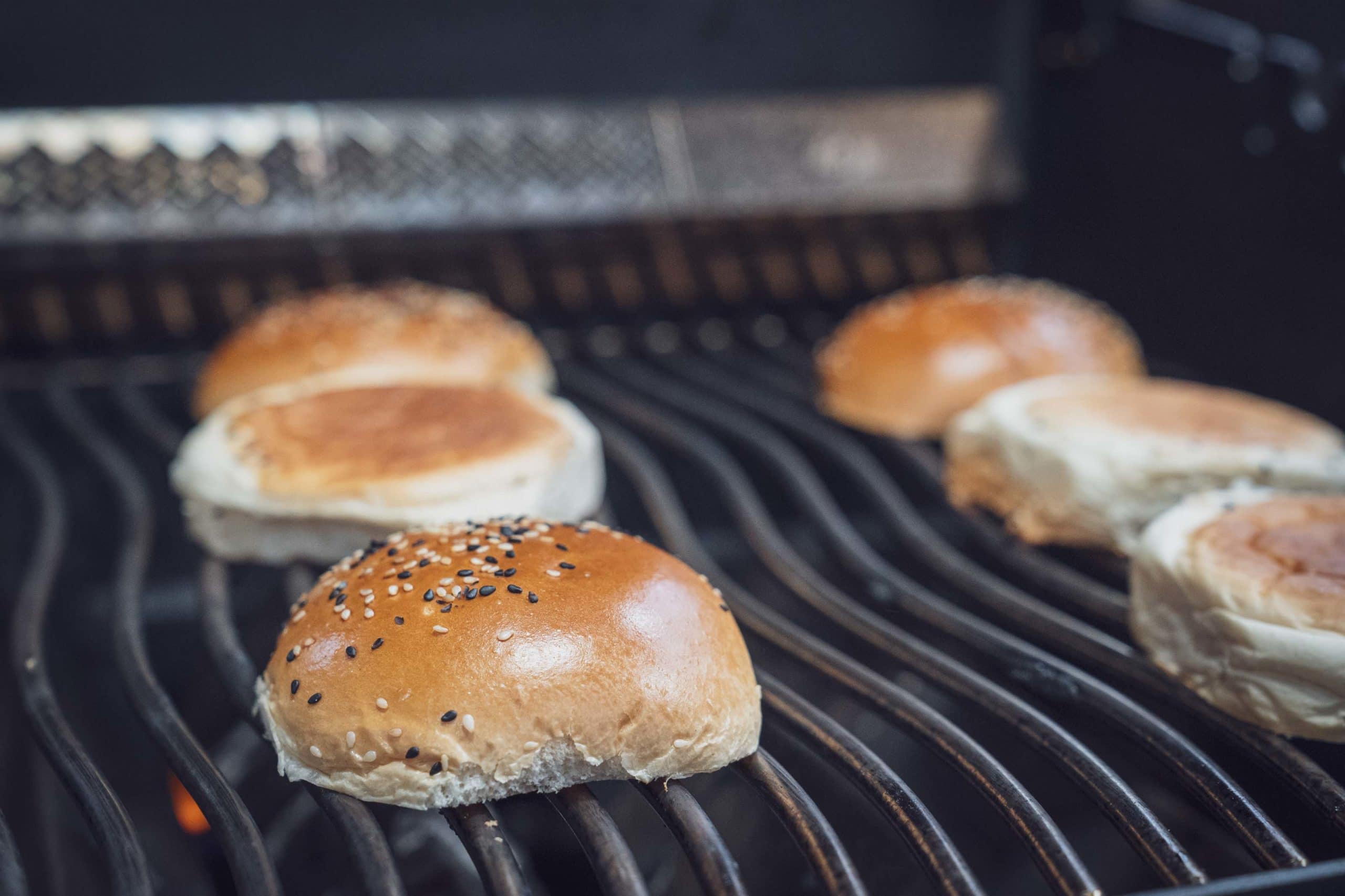 Die Burgerbrötchen von beiden Seiten antoasten