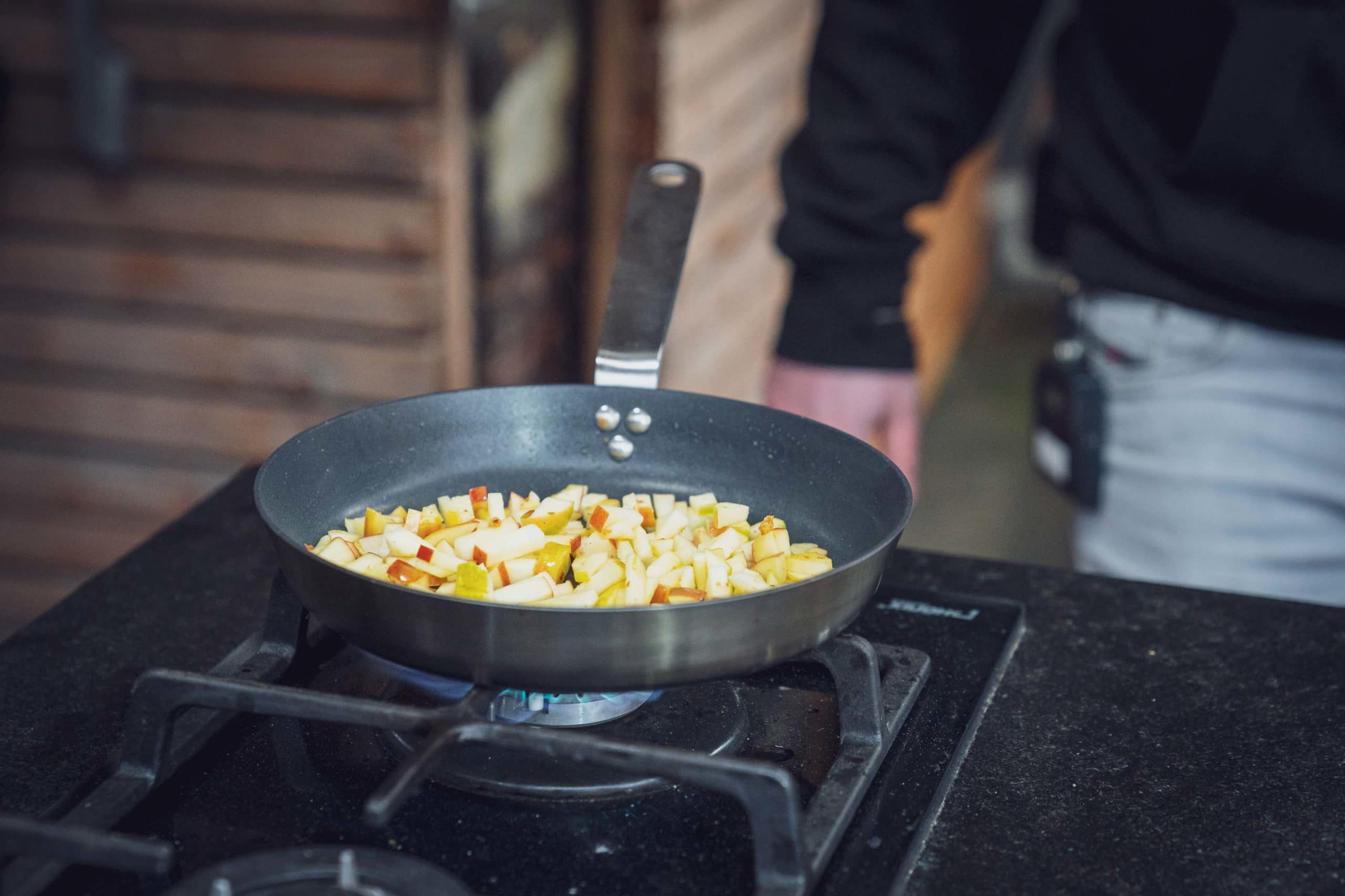 Die Apfelstückchen im Bacon Fett anbraten