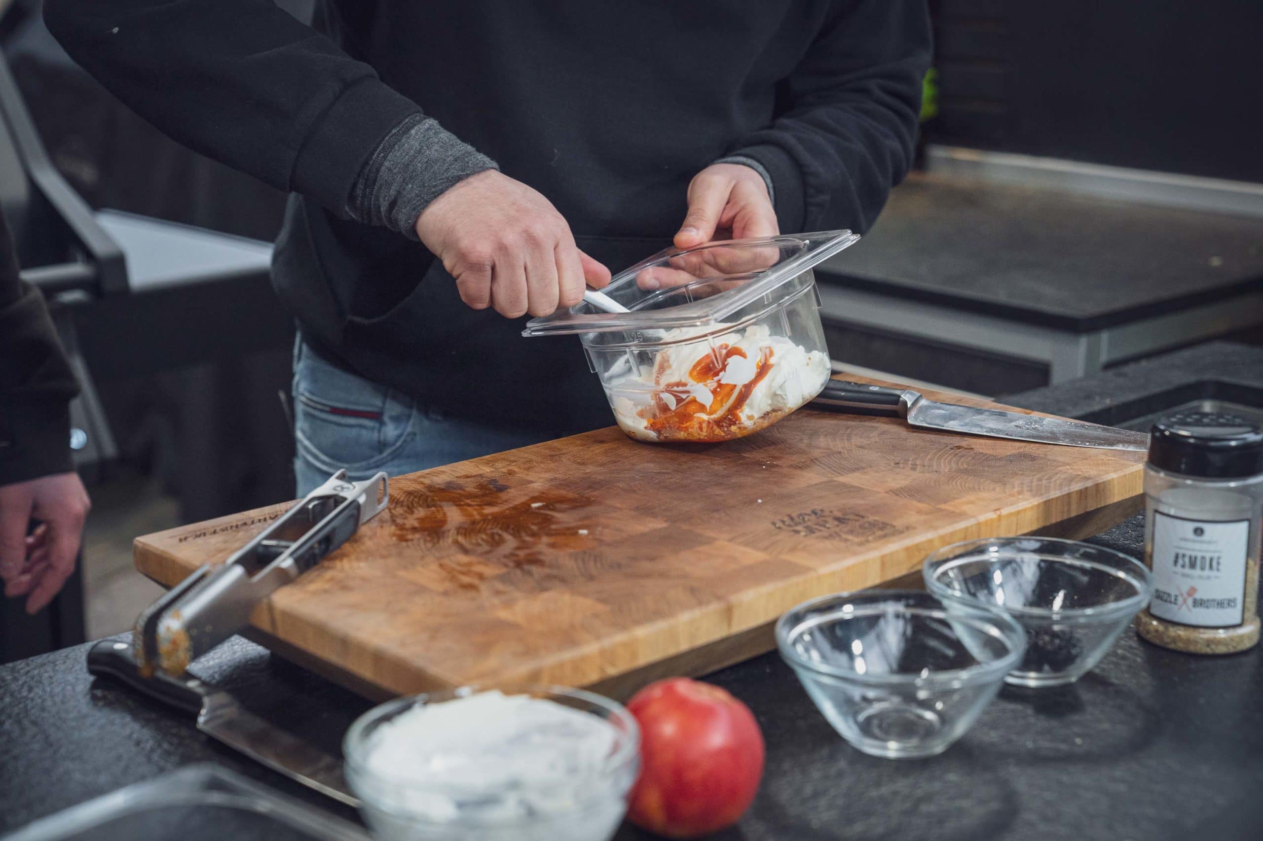 Alles mit Mayonnaise und Sauerrahm vermengen