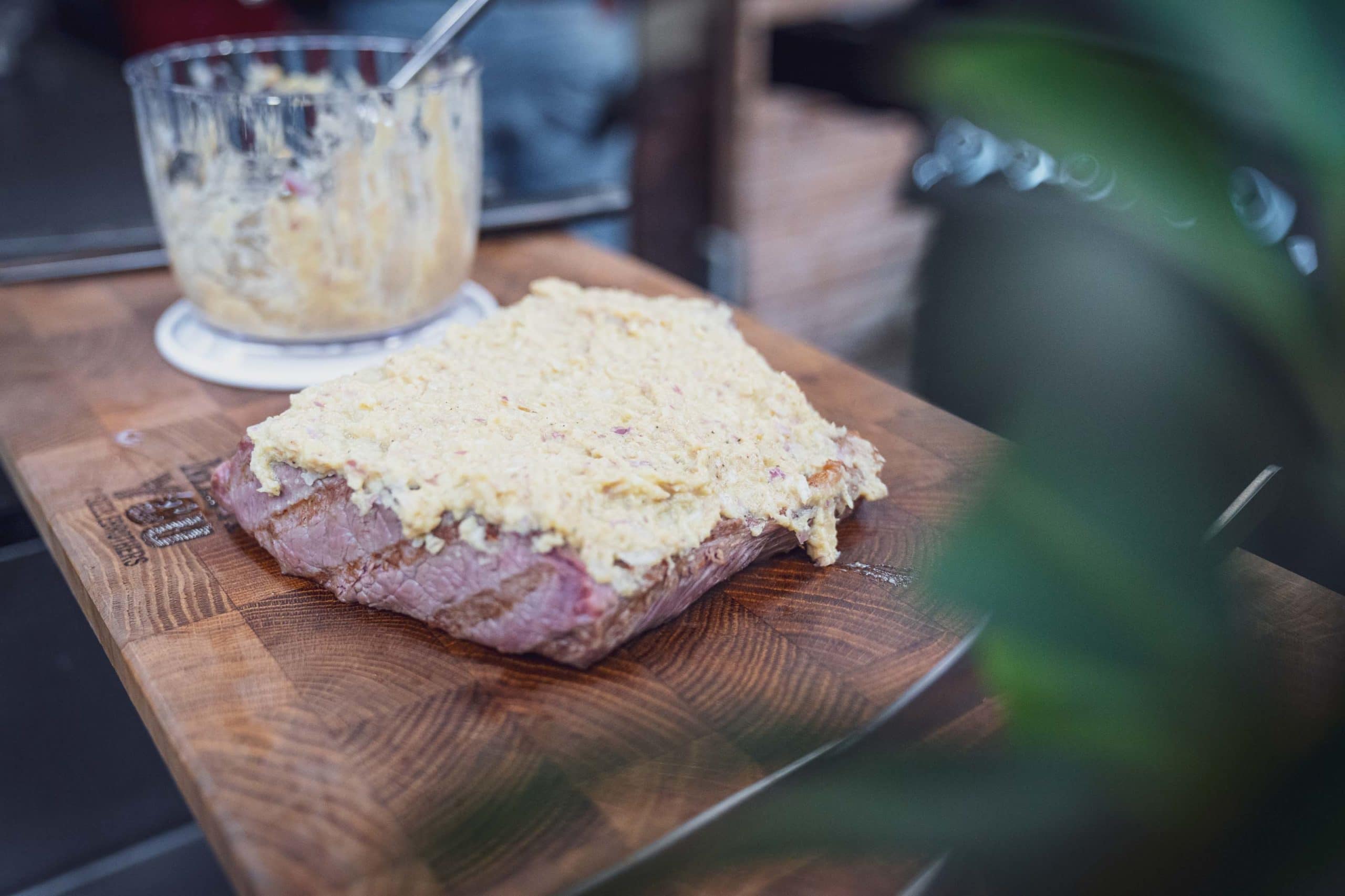 Mit der Zwiebel-Senf-Masse beschmieren