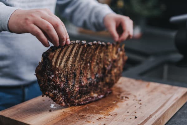 Frisch gegrillte Rippchen werden von Julian gehalten