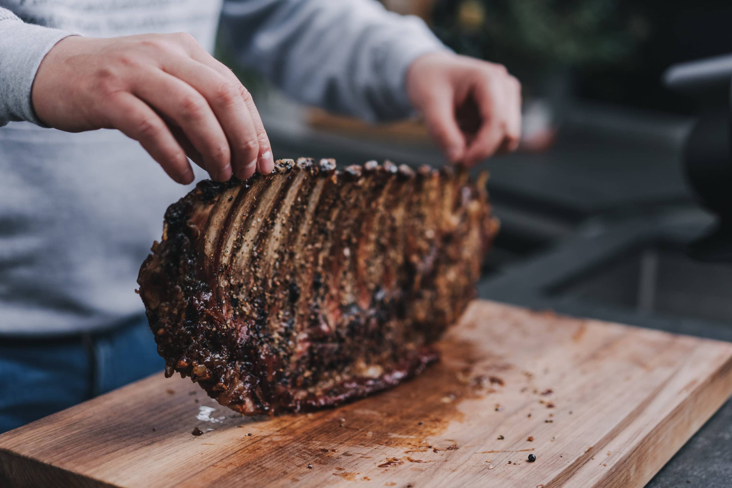 Frisch gegrillte Rippchen werden von Julian gehalten