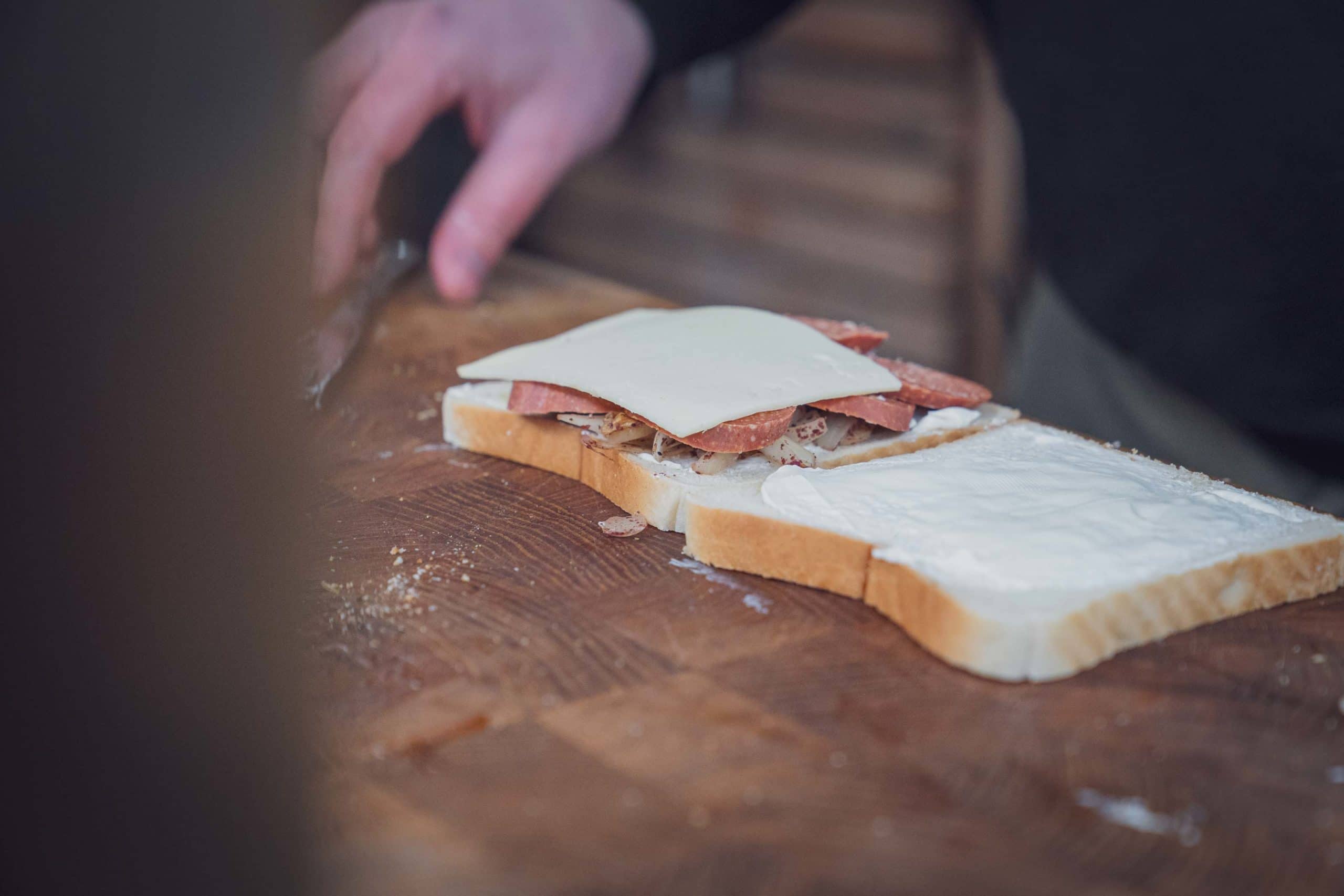 Den Scheibenkäse mit dazu geben