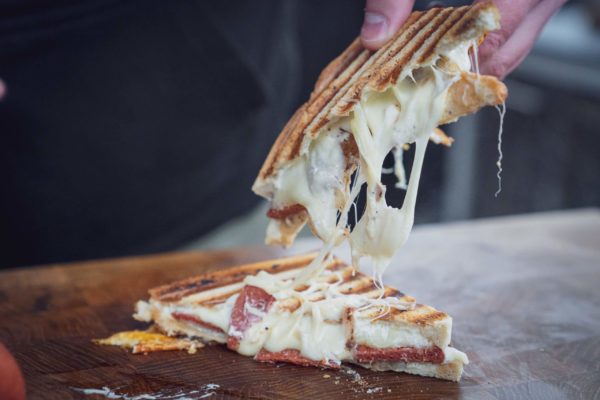 Sucuk Sandwich zieht Käsefäden
